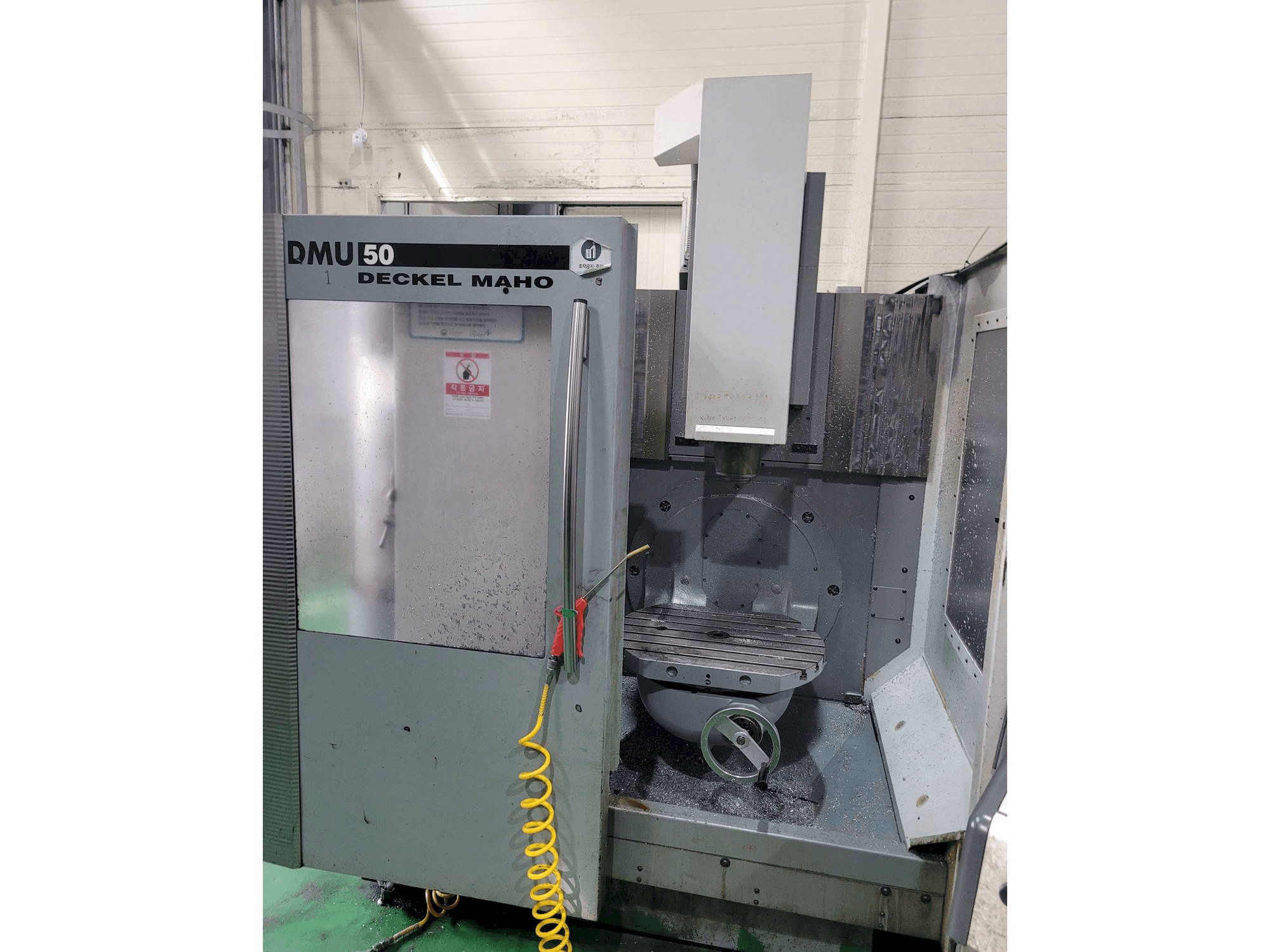 Vooraanzicht van DECKEL MAHO DMU 50 machine