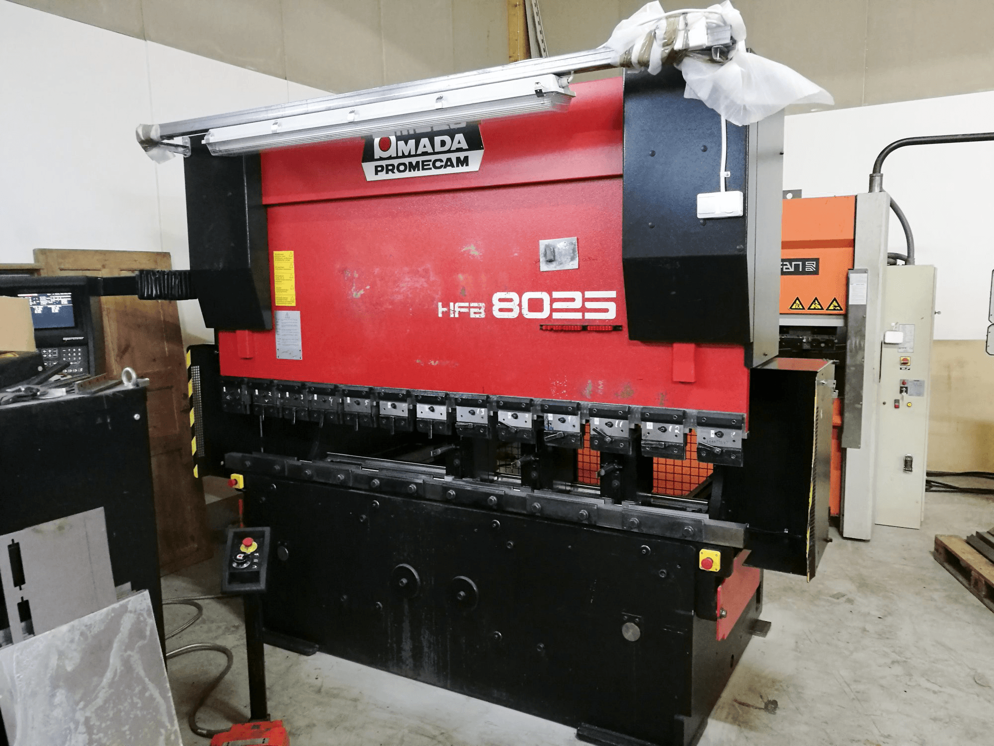 Achteruitzicht van AMADA HFB 80-25 machine