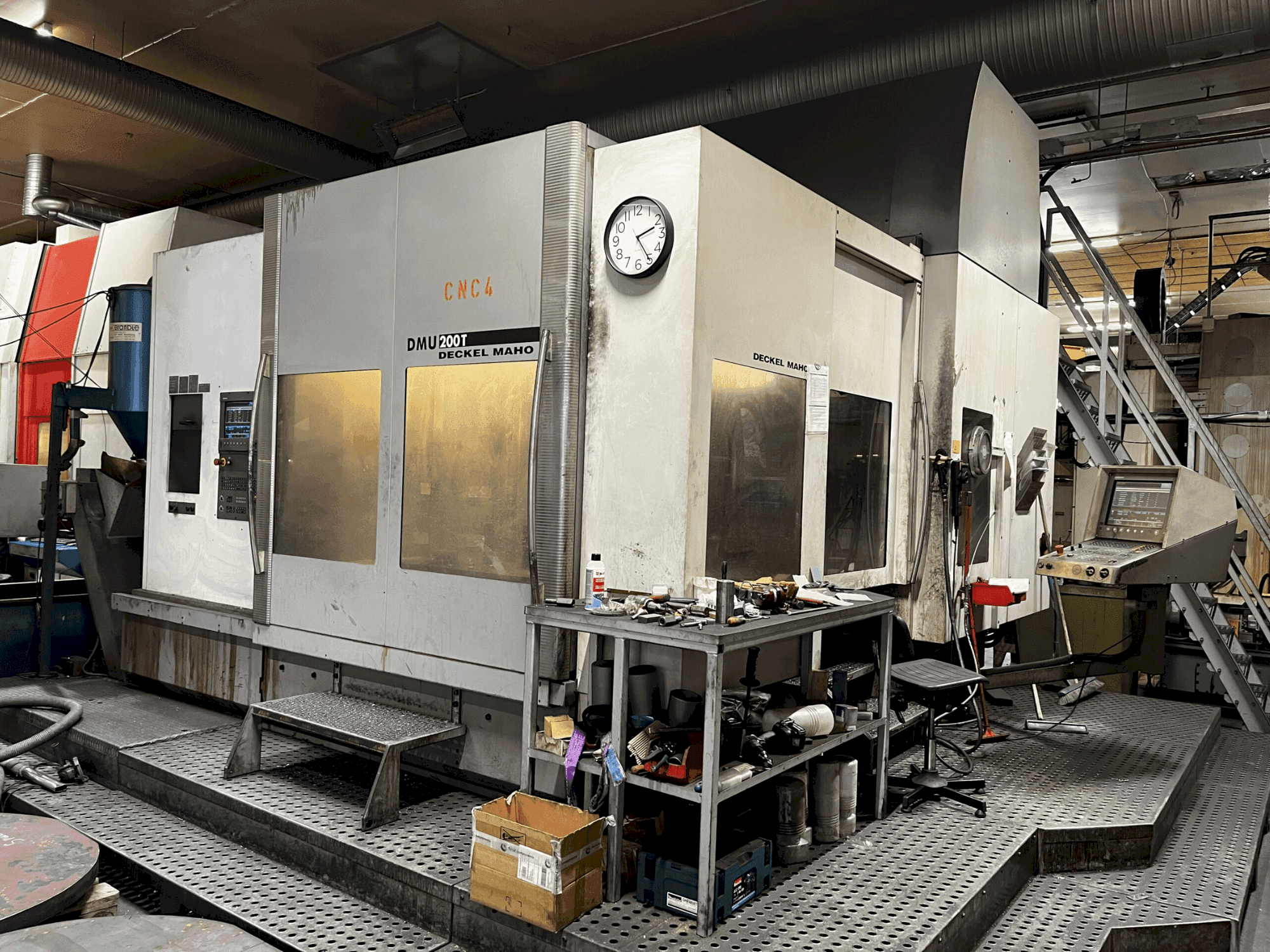 Vooraanzicht van DECKEL MAHO DMU 200T machine