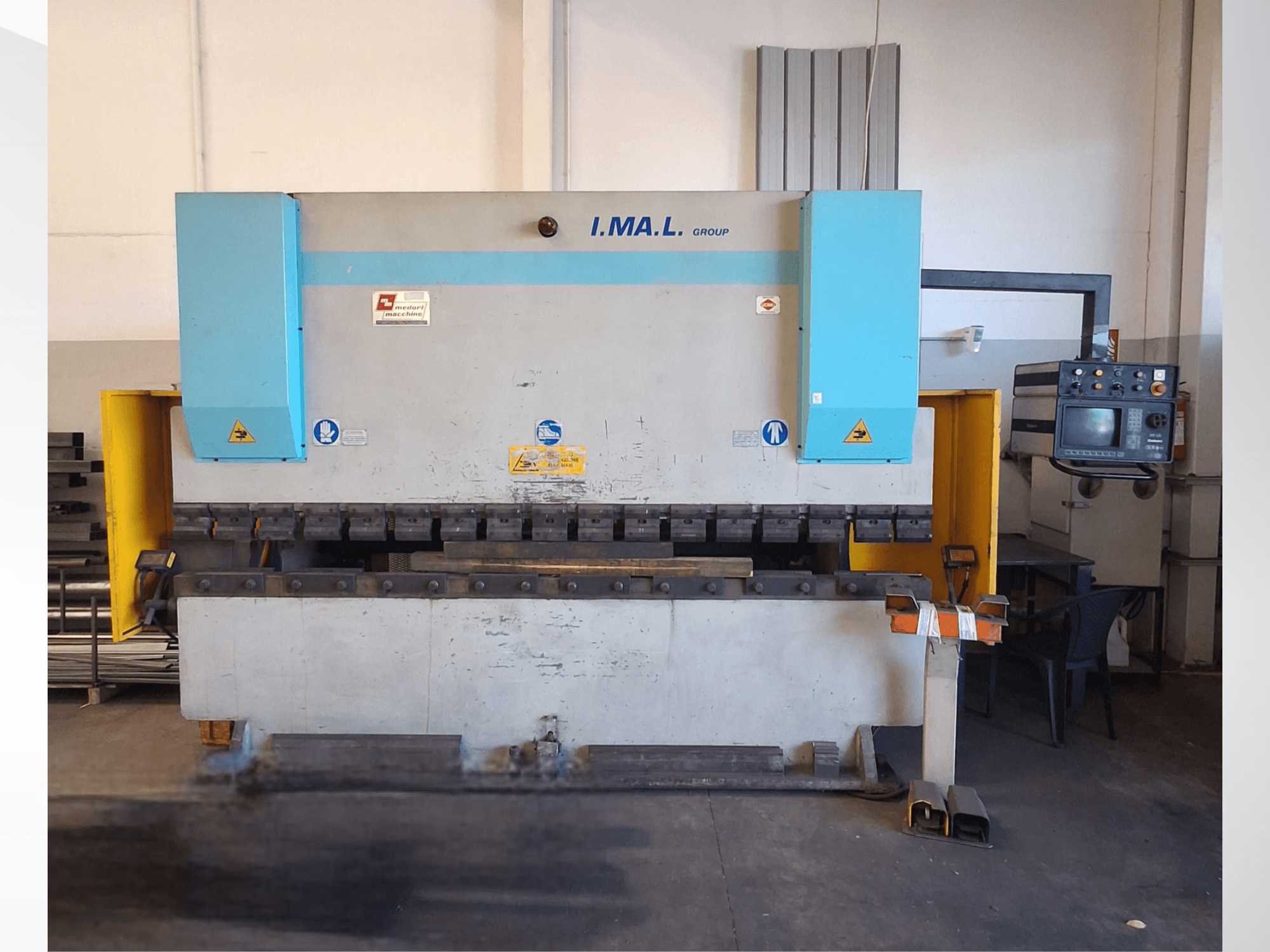 Vooraanzicht van een IMAL E3A 100/33 kantpers, met bedieningspaneel, buiggereedschap en veiligheidsborden.