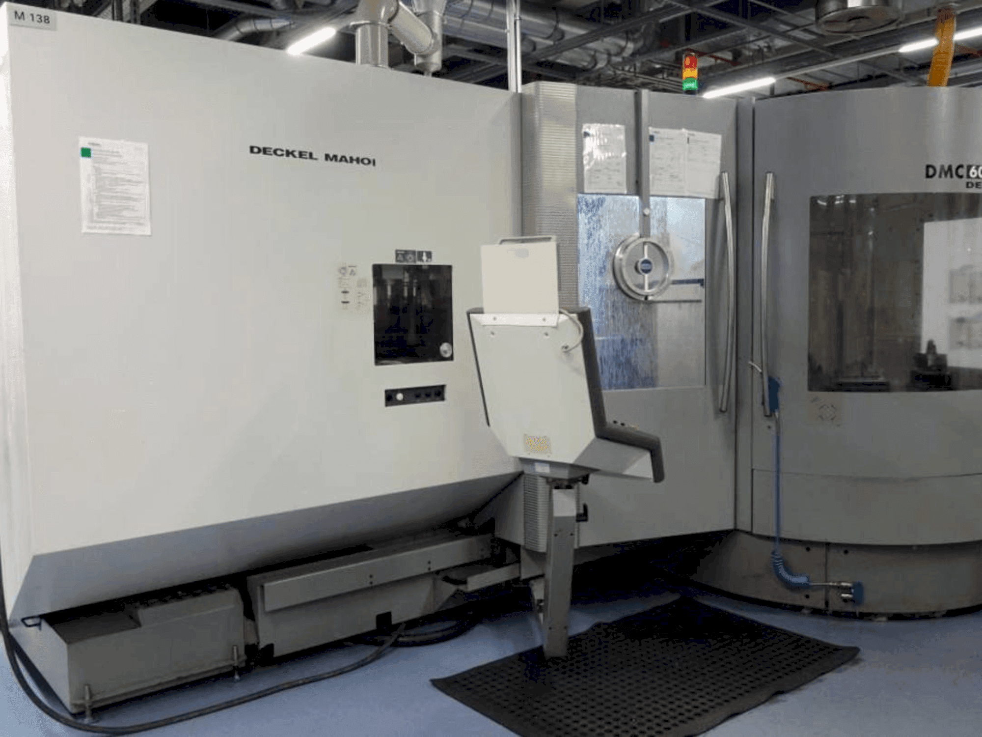 Vooraanzicht van DECKEL DMC 60 T RS3 machine