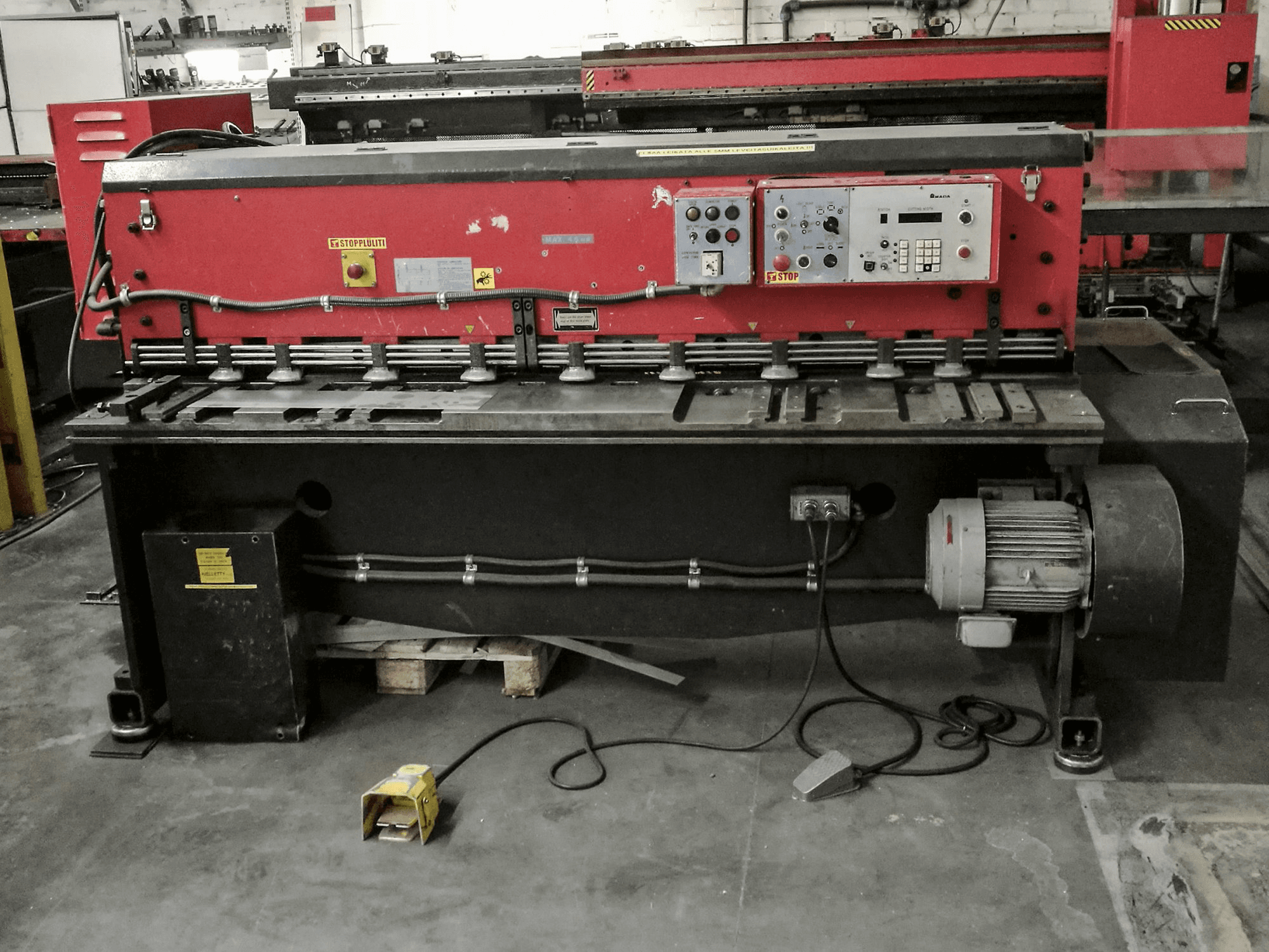 Vooraanzicht van AMADA M-2045 machine