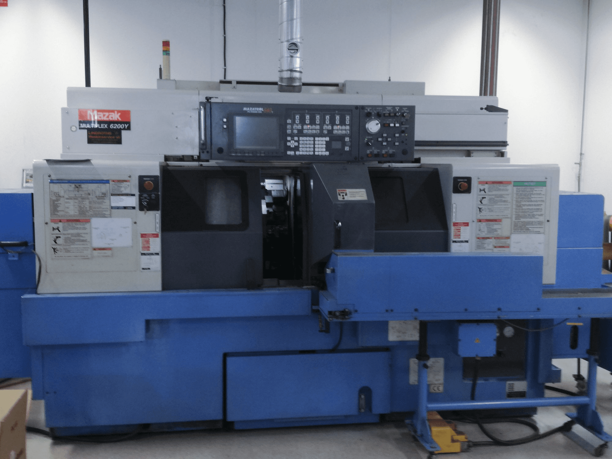 Vooraanzicht van Mazak Multiplex 6200Y machine