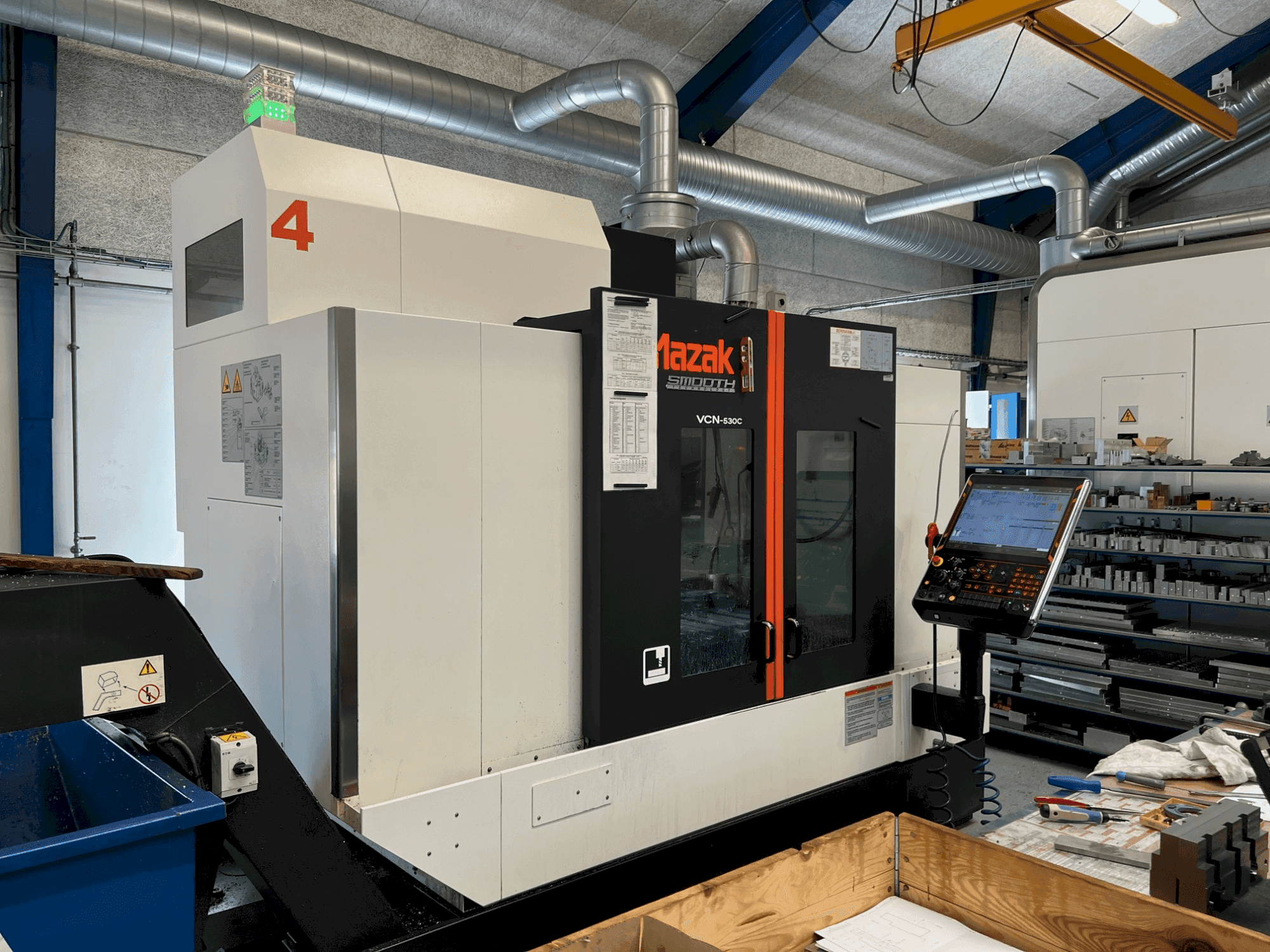Vooraanzicht van Mazak VCN-530C machine