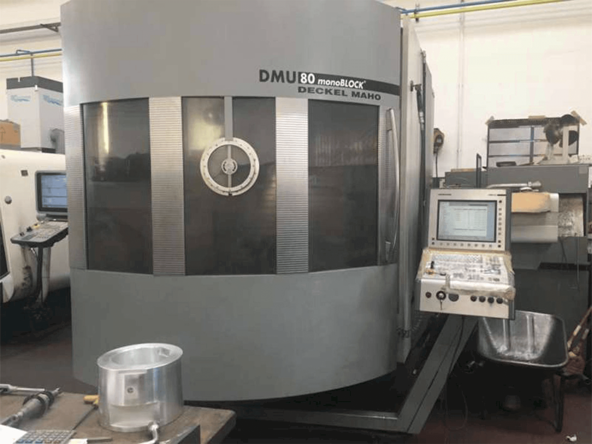 Vooraanzicht van DECKEL MAHO DMU 80 monoblock machine