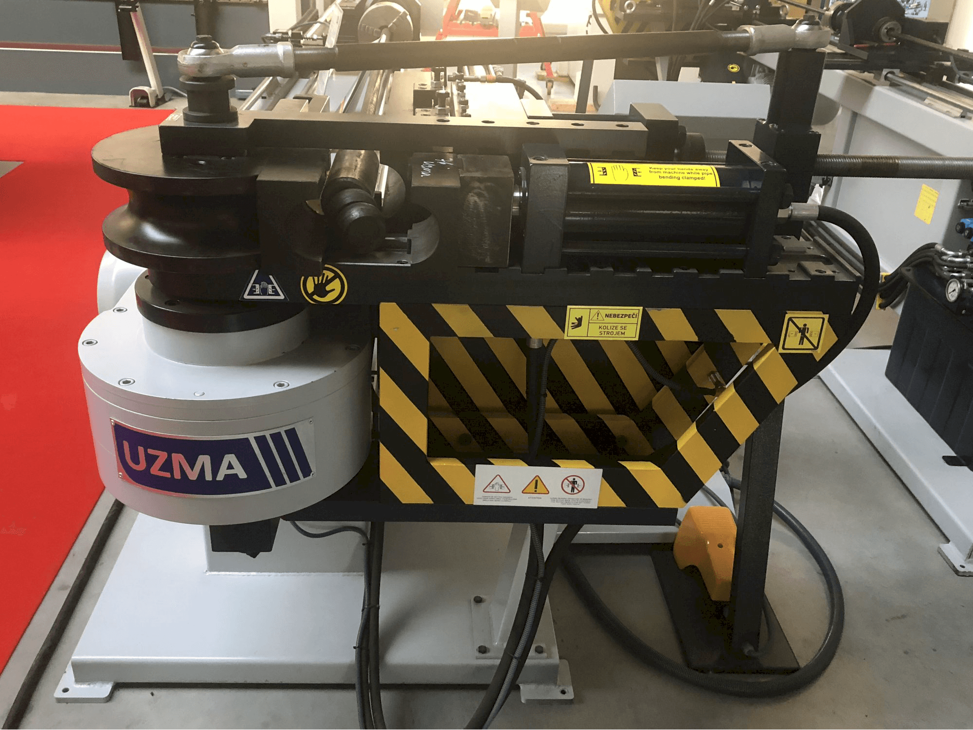 Vooraanzicht van UZMA UZH 90 machine
