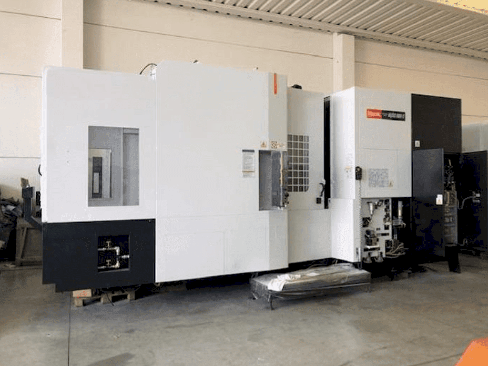 Vooraanzicht van Mazak HCN-8800 machine