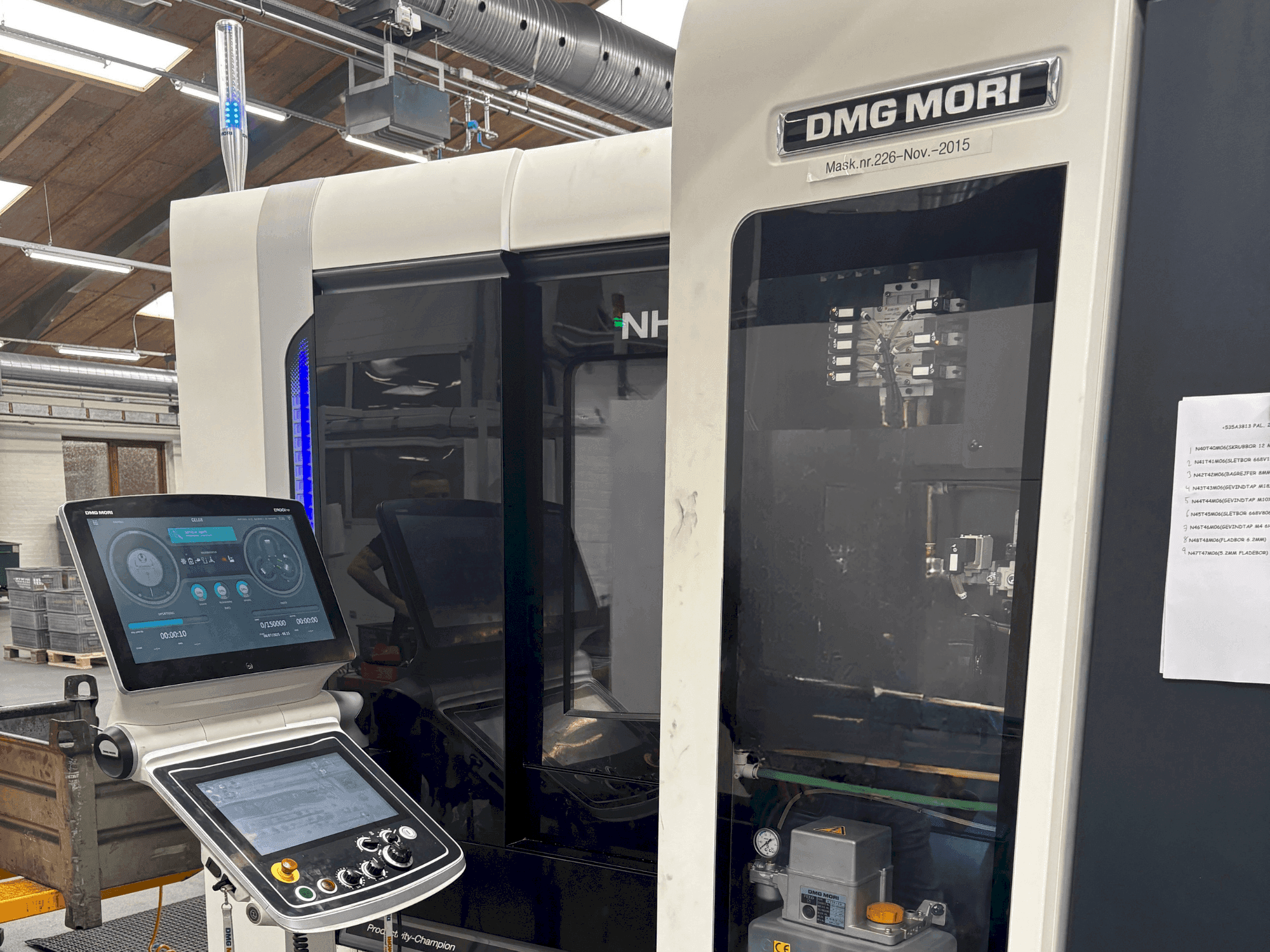 Vooraanzicht van DMG MORI NHX 4000 machine