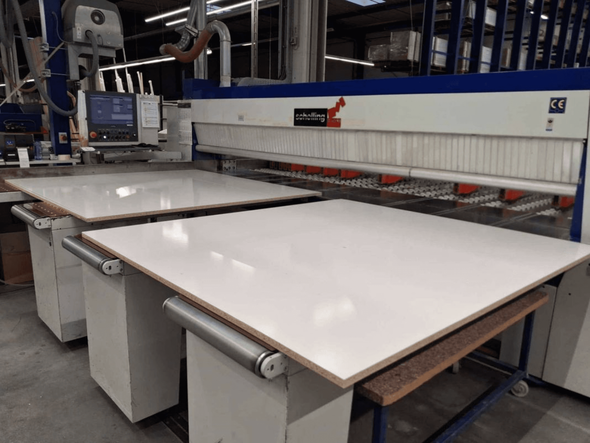 Vooraanzicht van de SCHELLING FM-H 430 paneelzaag met witte zaagtafel, bedieningspaneel en zaagbladzone zichtbaar.