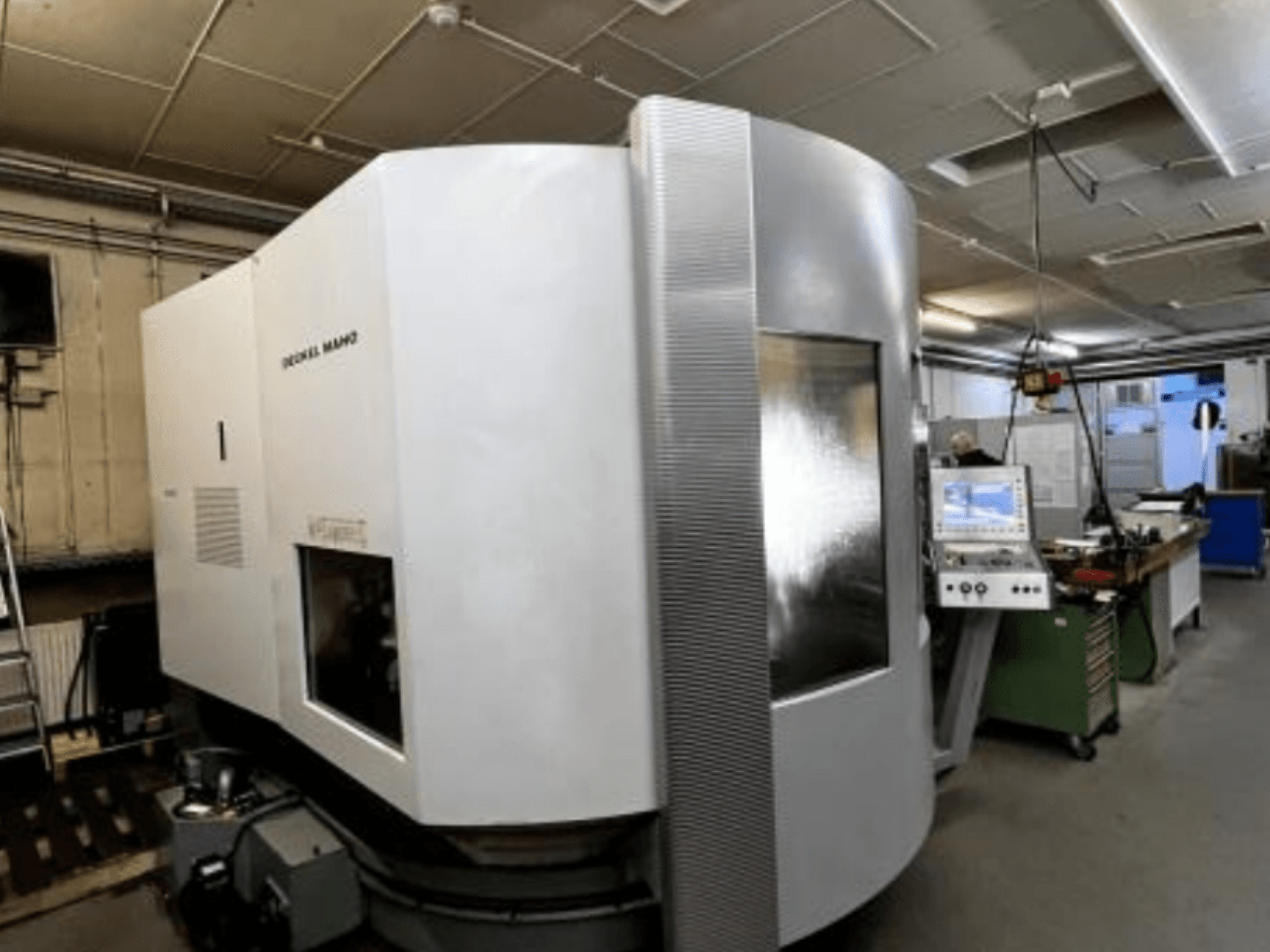 SODICK MAKO CNC machine in een werkplaats, zijaanzicht, met bedieningspaneel en werkgebied zichtbaar op de achtergrond.