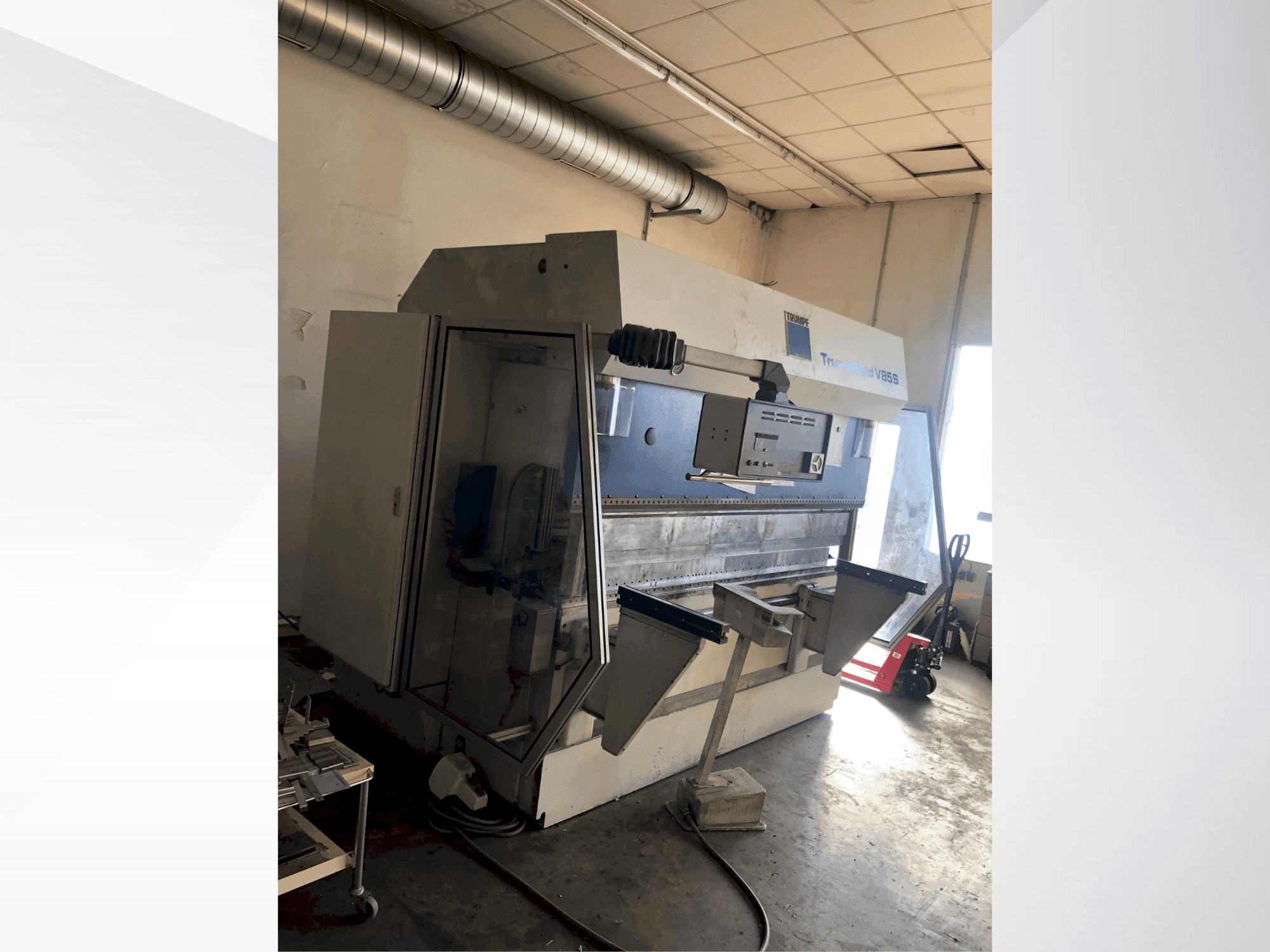Vooraanzicht van TRUMPF TrumaBend V85S machine