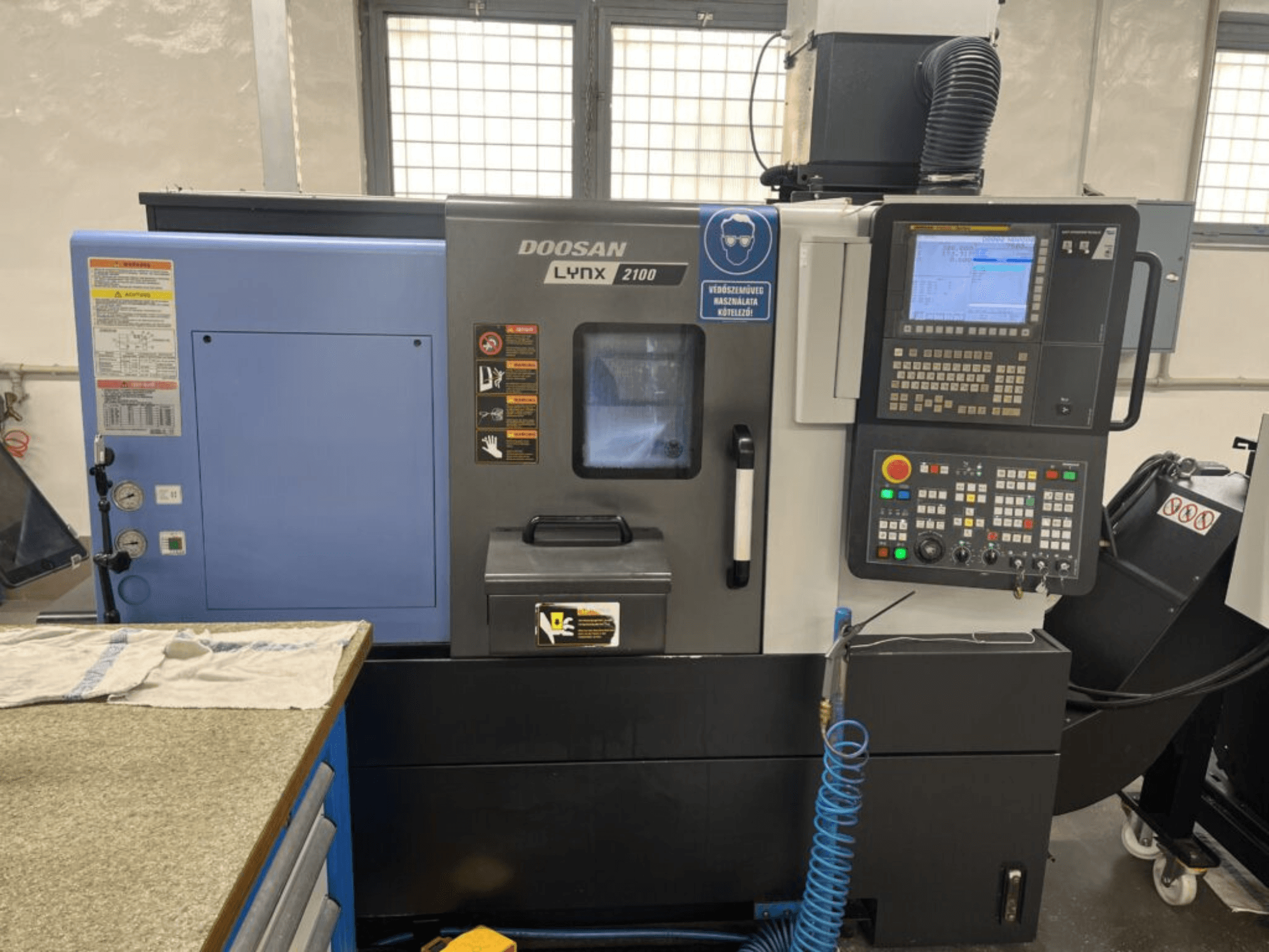 DOOSAN Lynx 2100A horizontale draaimachine, vooraanzicht met bedieningspaneel, operatorinterface en machinekenmerken.