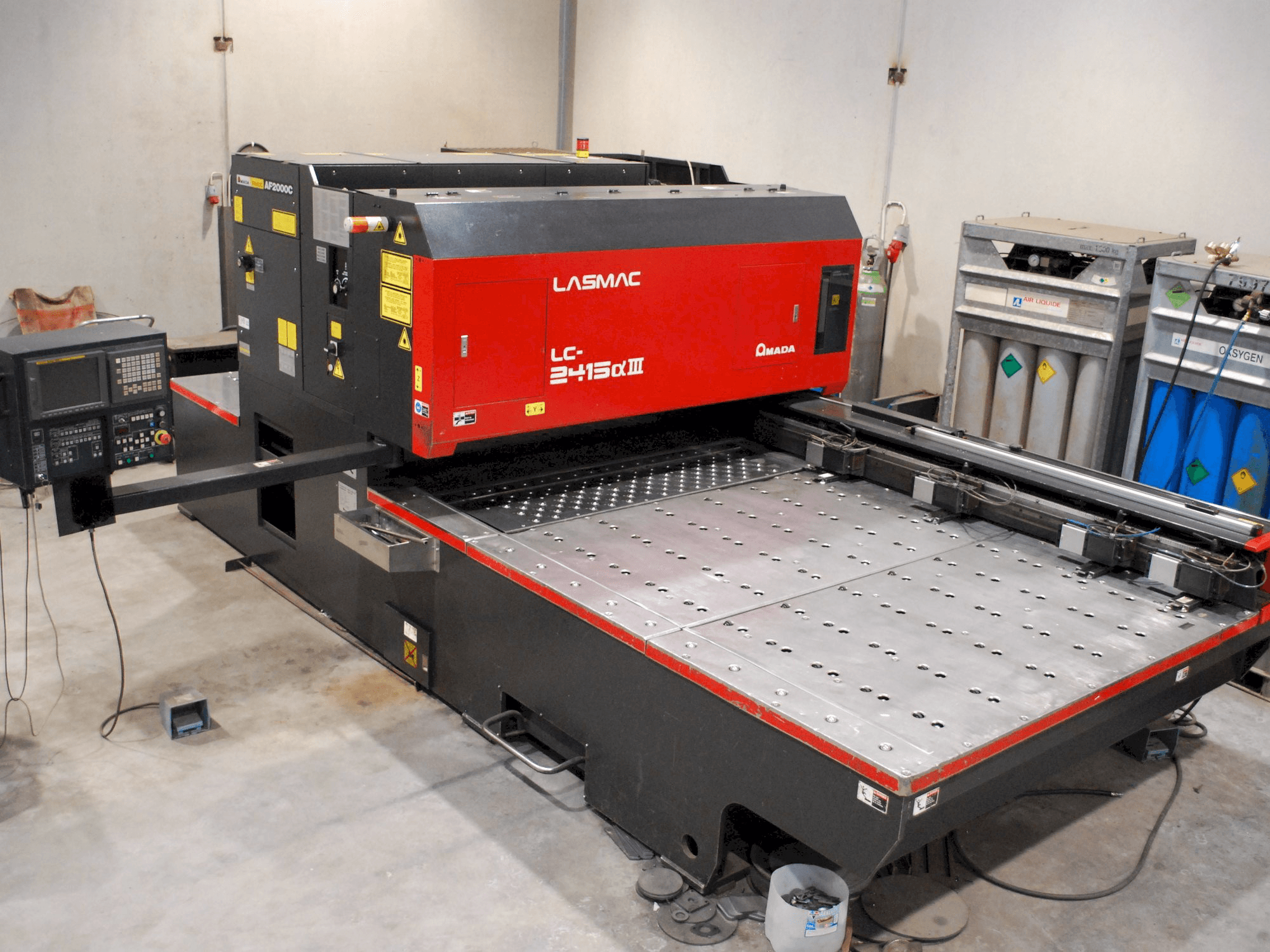 Vooraanzicht van AMADA LC 2415 Alpha III machine