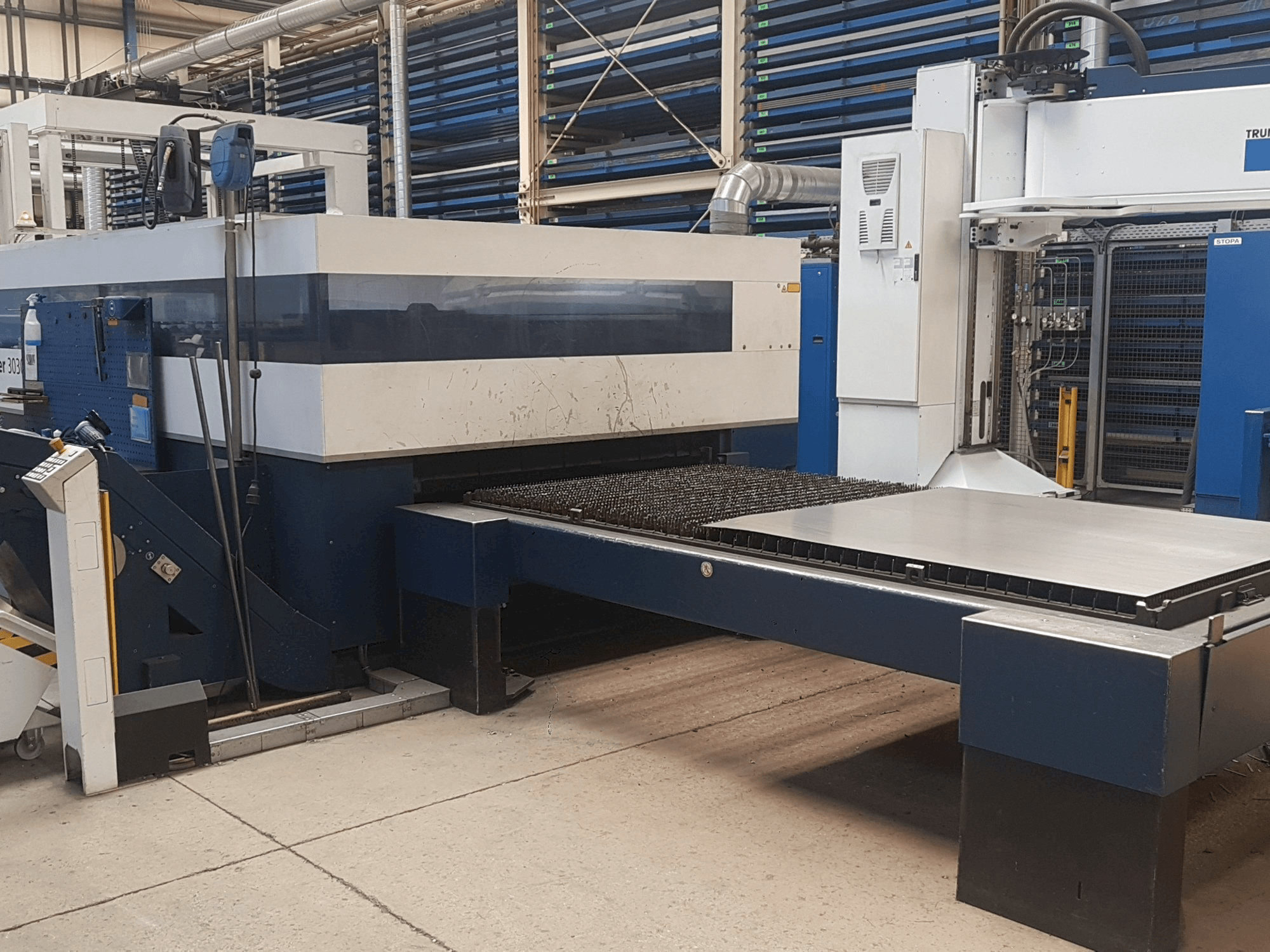 Vooraanzicht van Trumpf TruLaser 3030 L20 machine