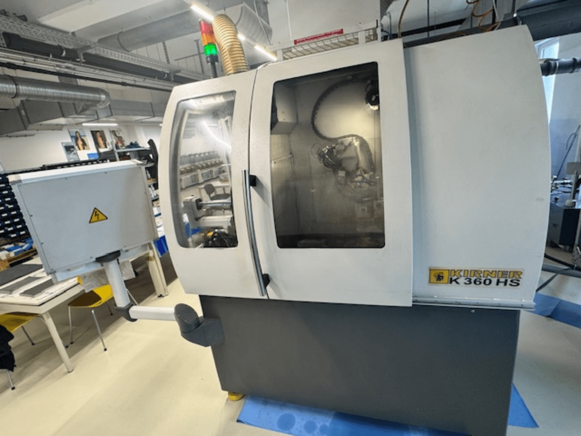 Rondslijpmachine KIRNER K 360 HS, vooraanzicht, met het bedieningspaneel en de transparante beschermkap.