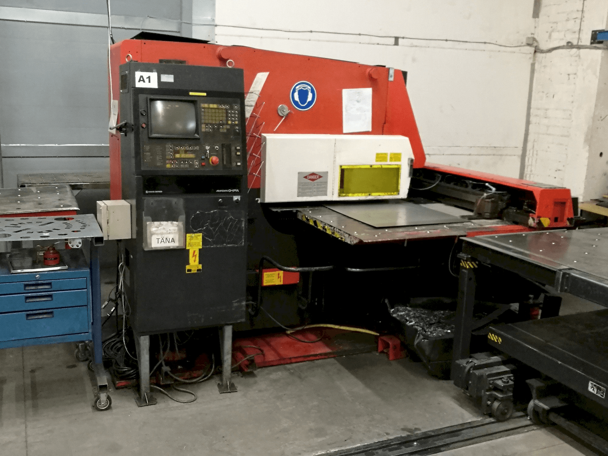 Vooraanzicht van AMADA Aries 245 machine