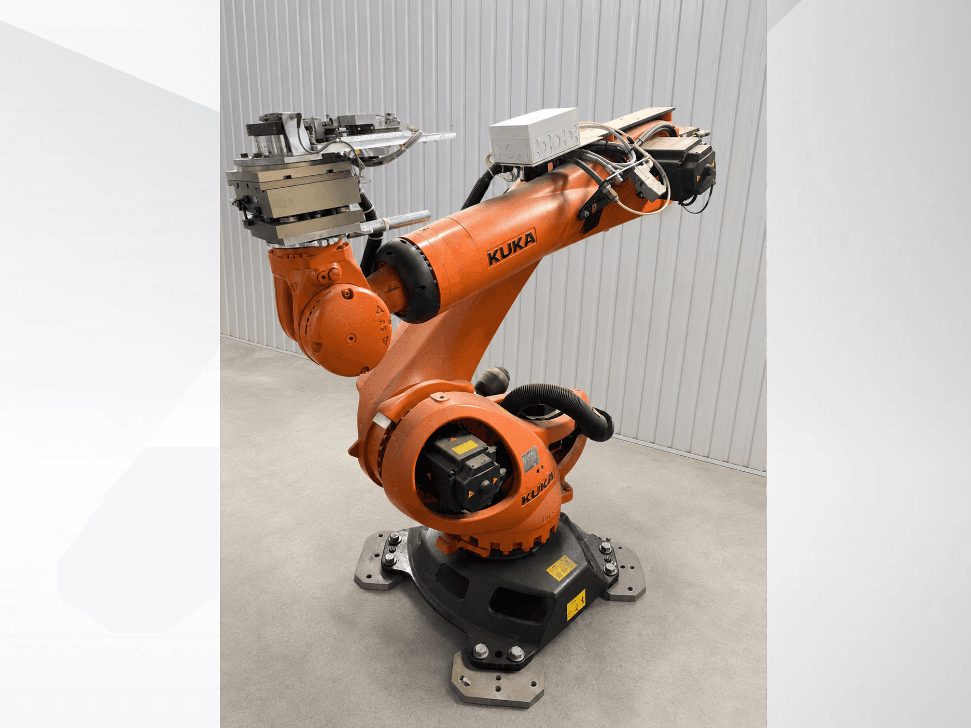 Extra KUKA KR 90 R3100-robotarm in oranje, zijaanzicht, met weergave van de gewrichten, de besturingseenheid en de gereedschapsbevestiging op de eindeffector.