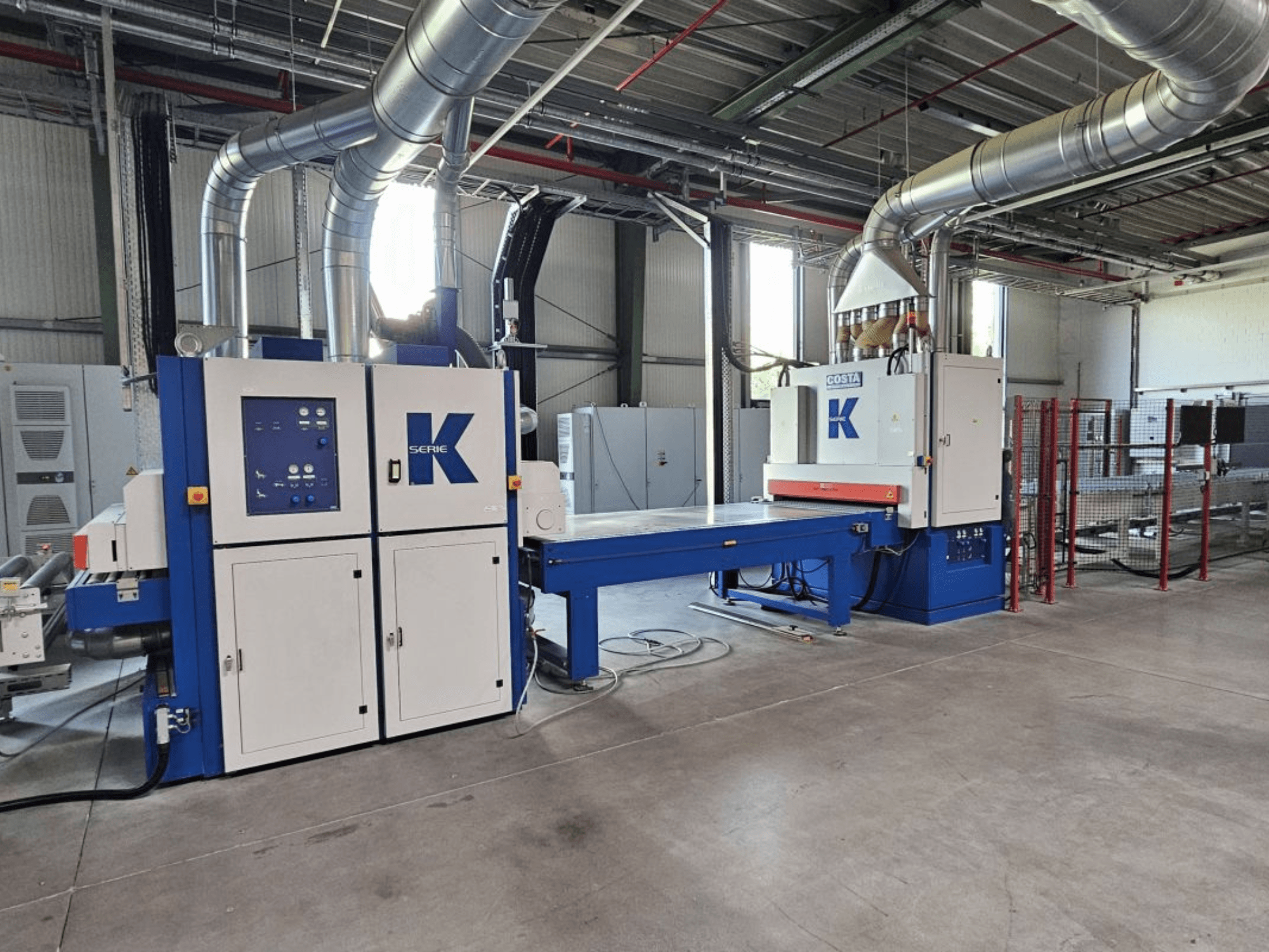 BURKLE EKMH 1300 lamineerpers in vooraanzicht, met bedieningspaneel en grote persplaat in een industriële omgeving.