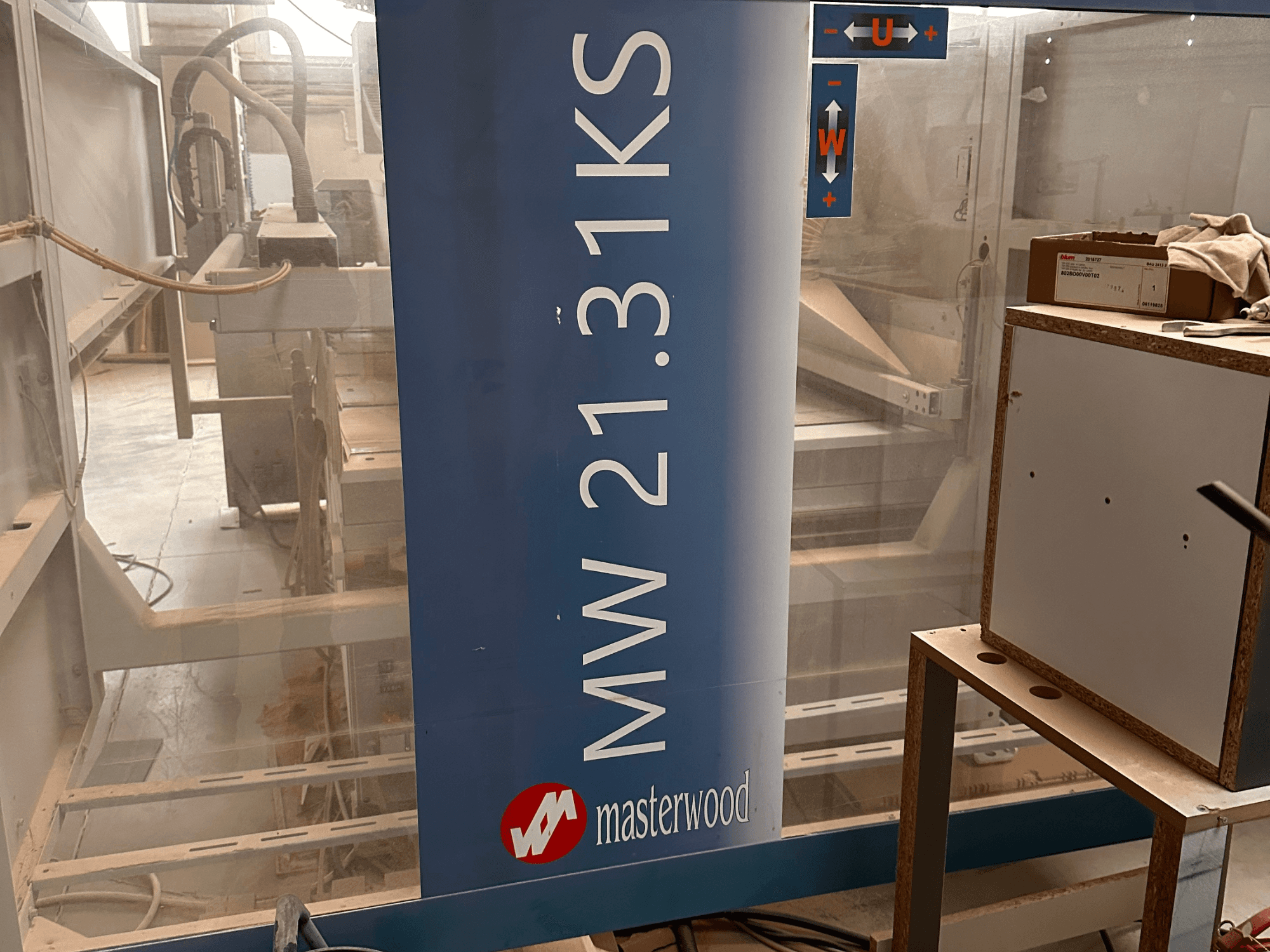 MASTERWOOD Ks 21.31 houtboormachine, vooraanzicht, met modeldetails en omliggende werkruimte.