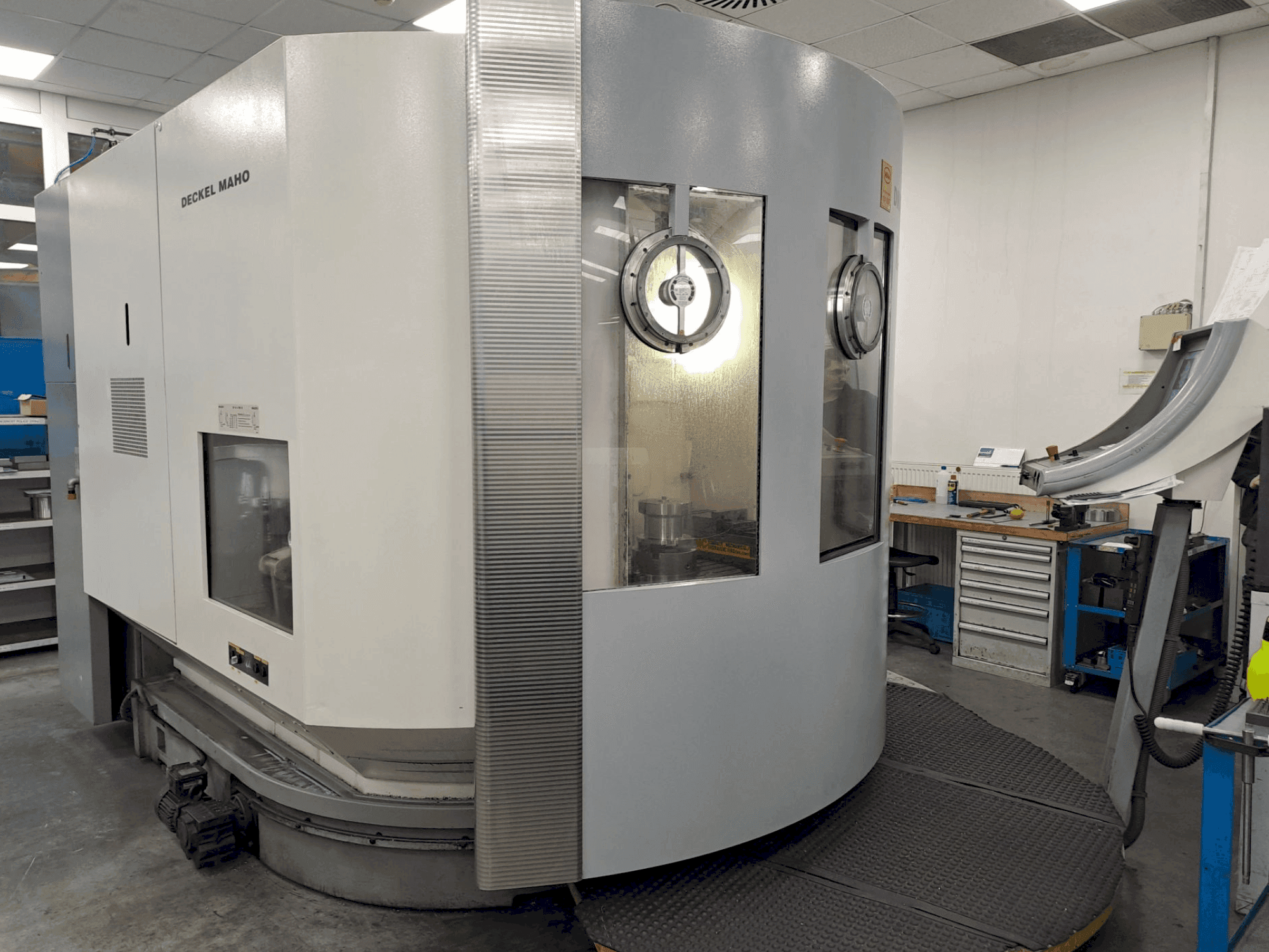 Vooraanzicht van DECKEL MAHO DMU 100T machine