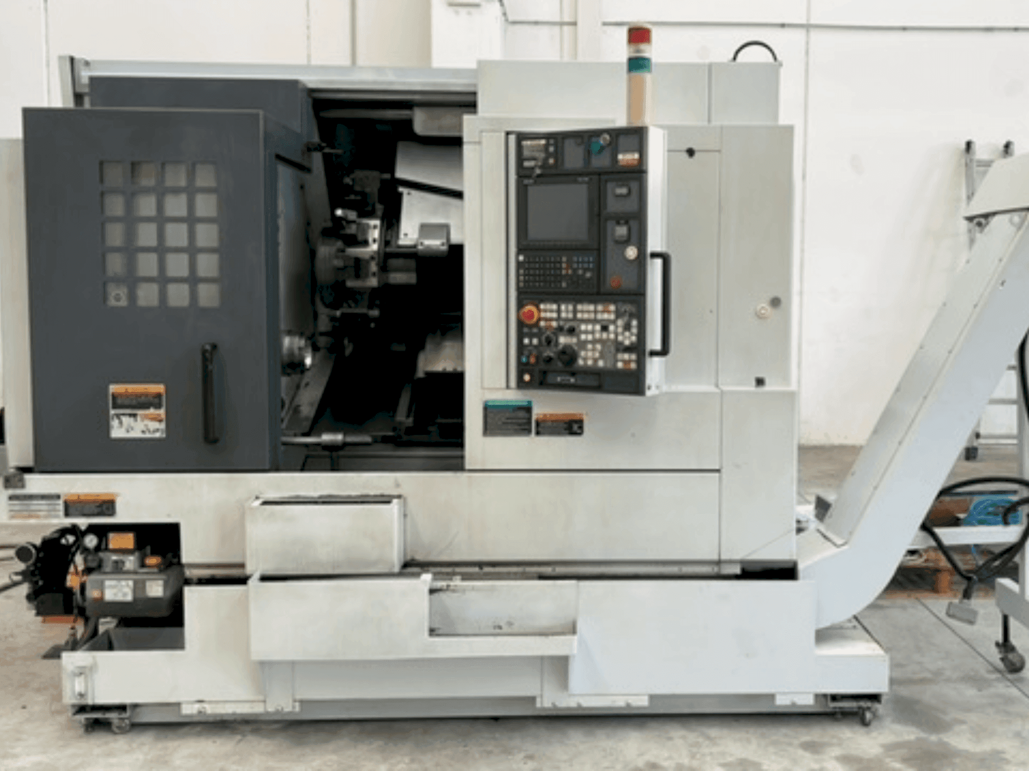 Vooraanzicht van MORI SEIKI NL 2000Y/500 machine
