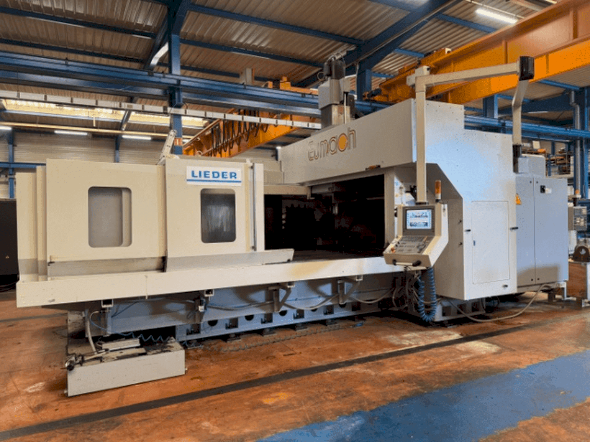 Vooraanzicht van Eumach DVM-3021 machine