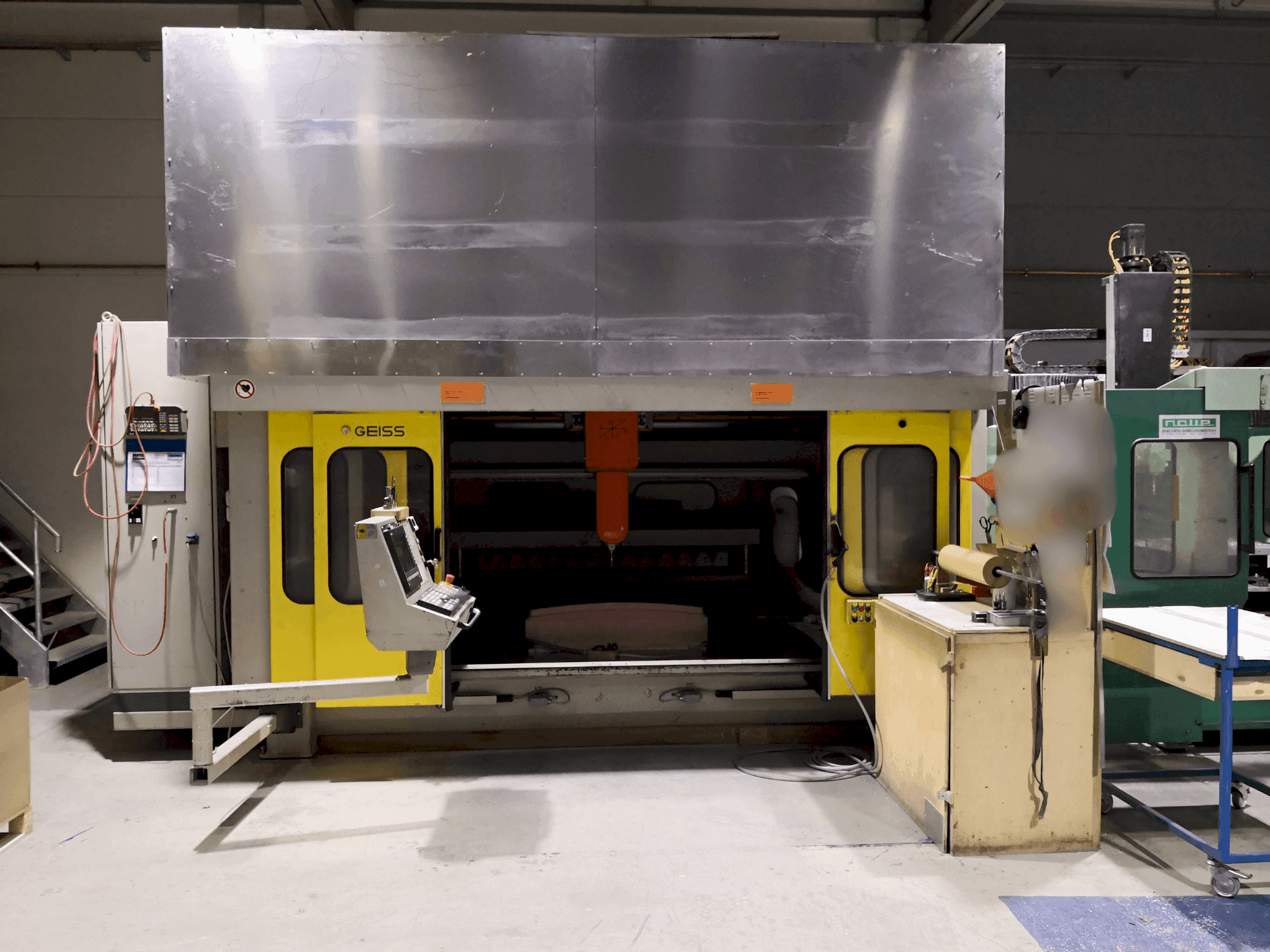 Vooraanzicht van GEISS FZ 2000 x 1000 machine