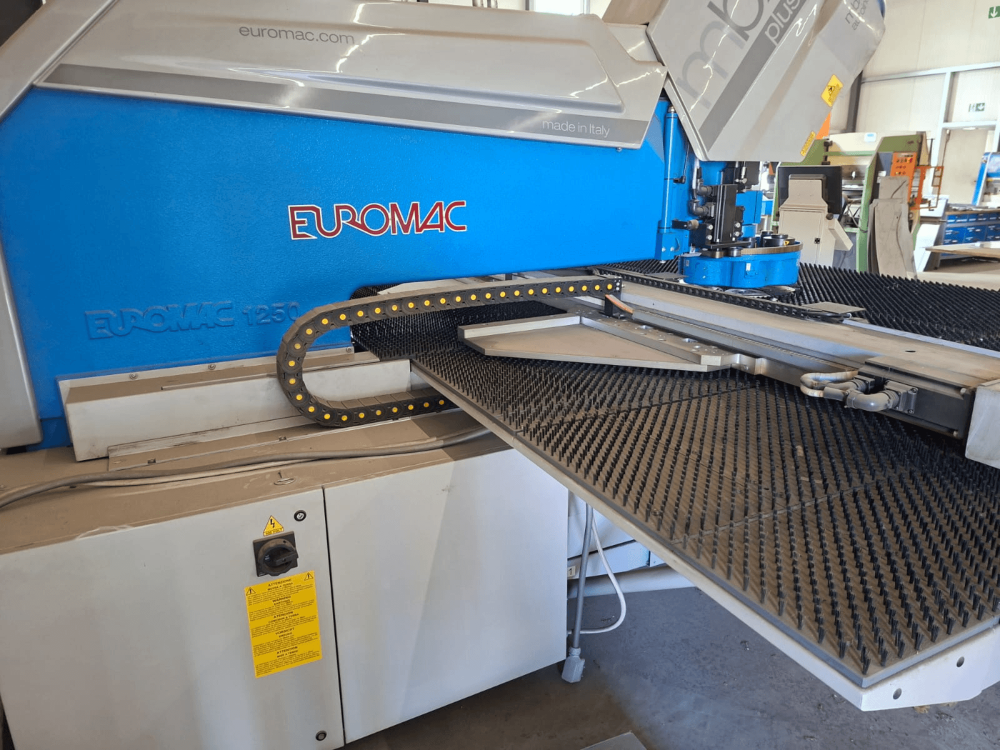 CNC ponsmachine Euromac MBX 6 Plus 1250/30-2250, vooraanzicht met bedieningspaneel en zwart rubberen oppervlak.