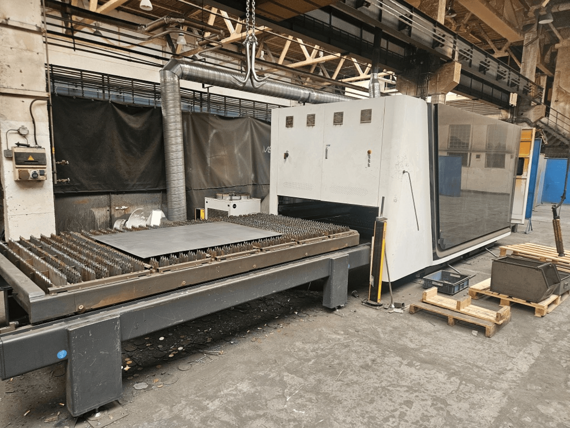 De Bodor P3-G3-vezellasersnijmachine, gezien vanaf de voorkant, met de snijtafel en het bedieningspaneel.