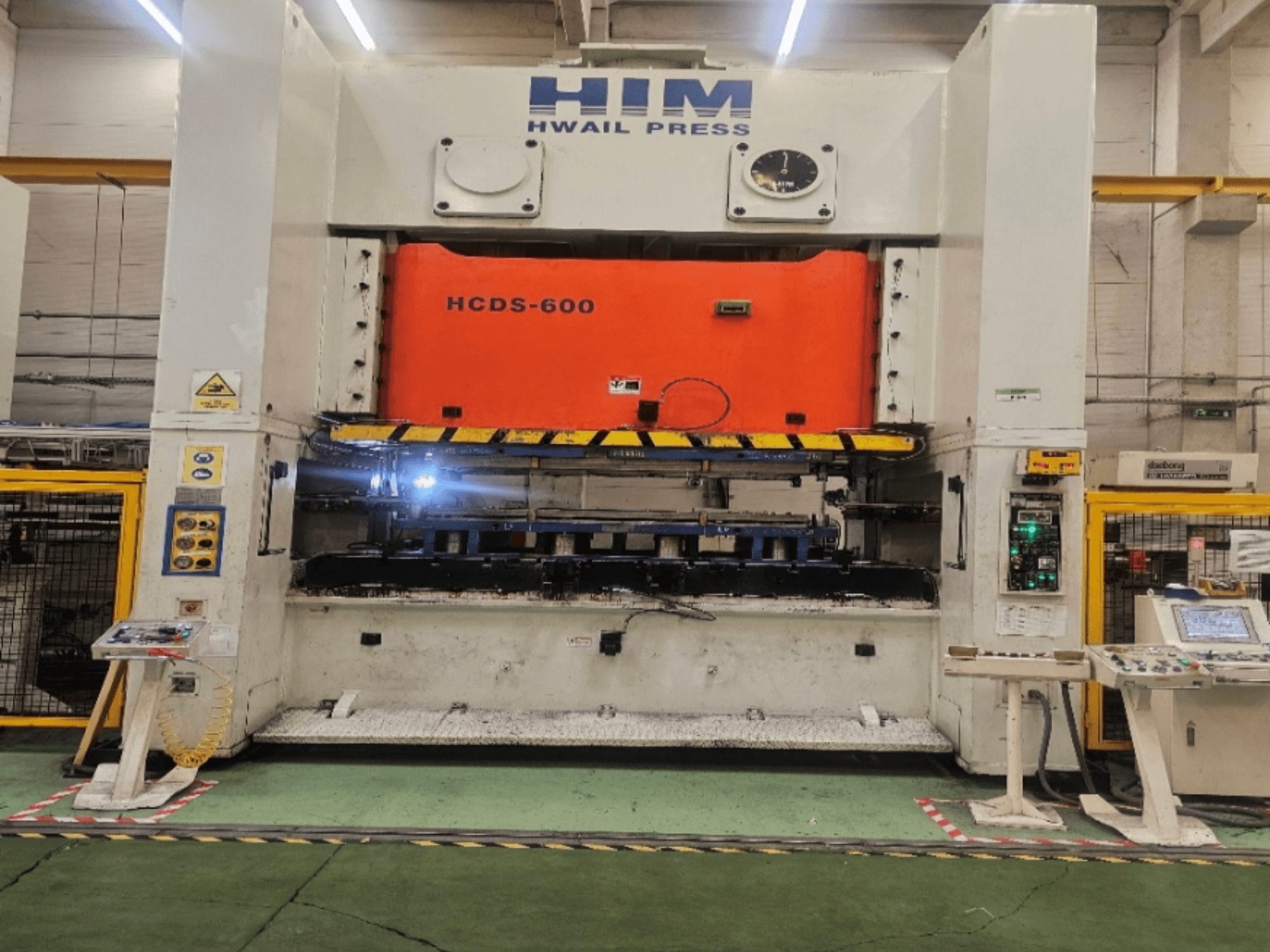 HIM HWAIL PRESS HCDS-600 mechanische stanspers, vooraanzicht, met een oranje persplaat en bedieningspaneel.