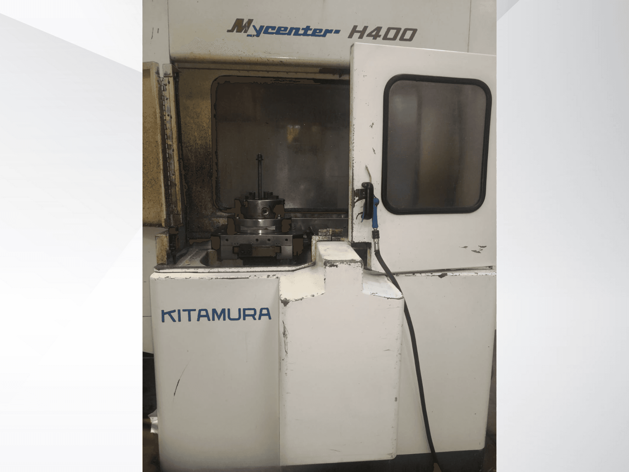 Kitamura Mycenter H400 CNC machine, vooraanzicht, met zichtbaar werkgebied en bedieningspaneel, met gebruikssporen.