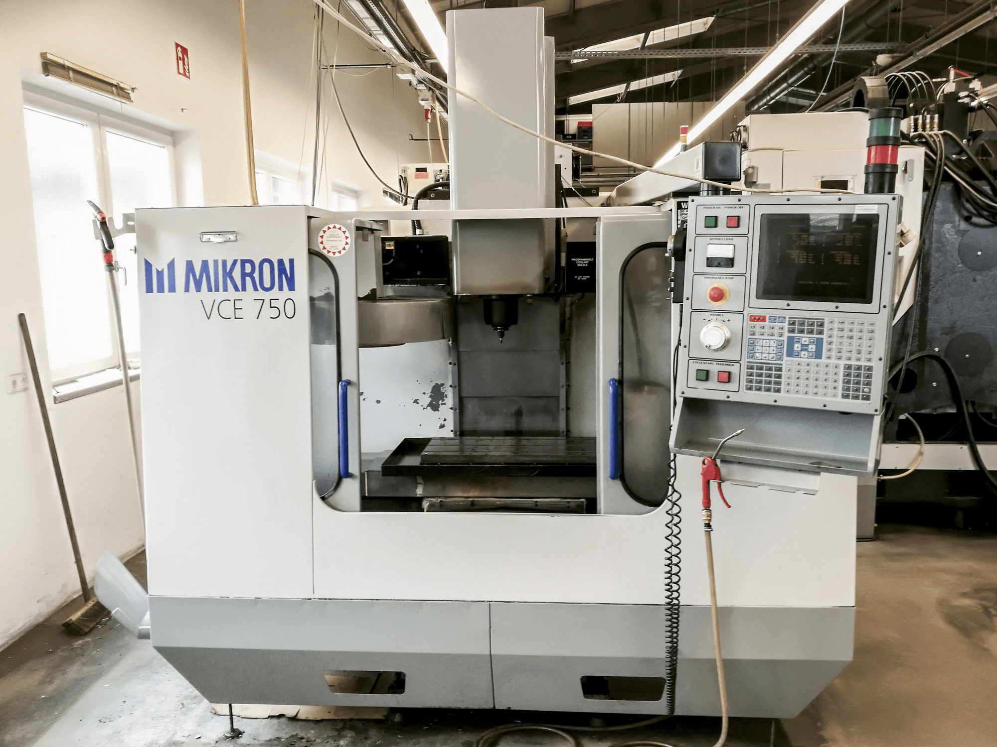 Vooraanzicht van HAAS VCE 750 machine