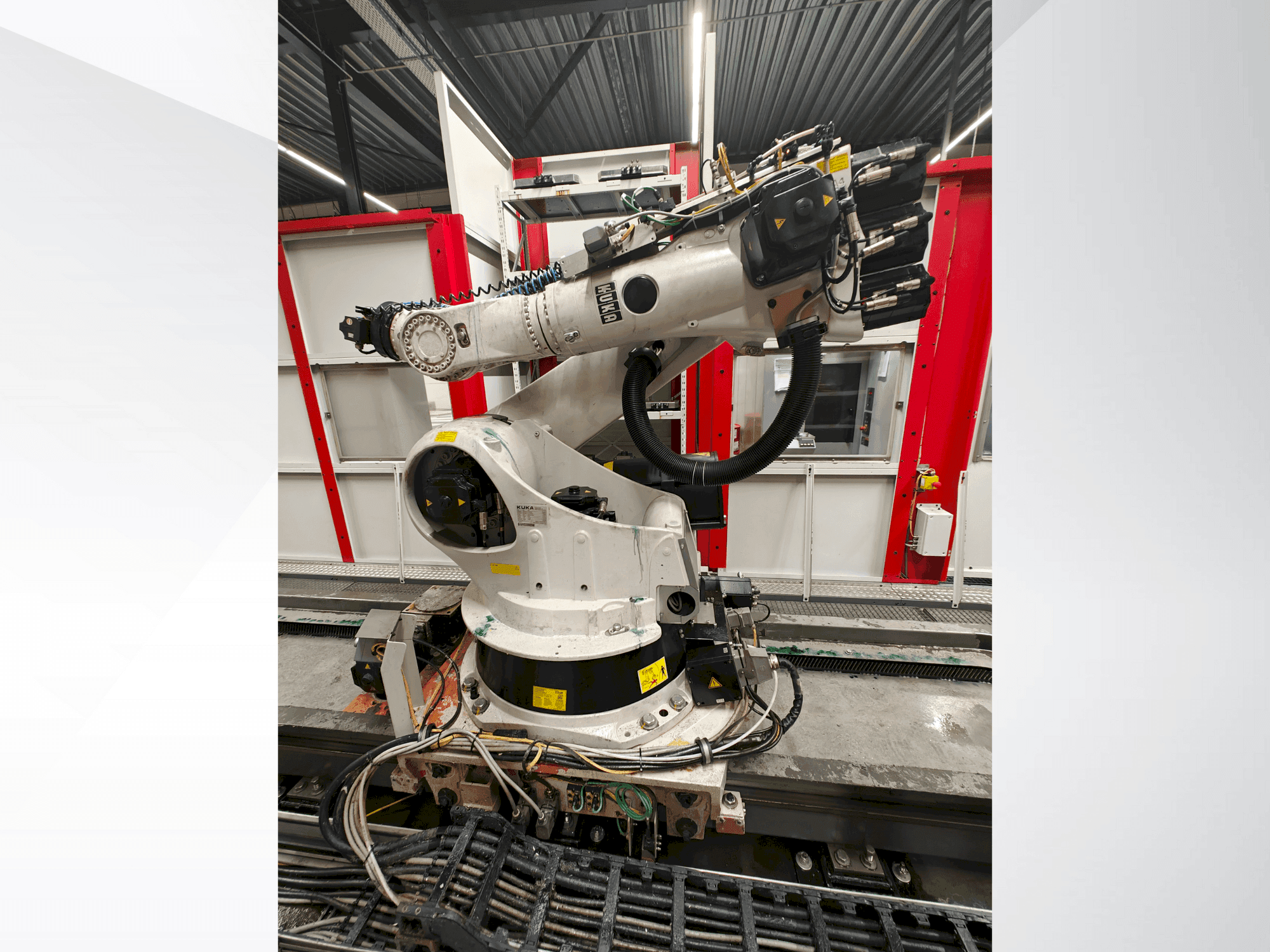 Vooraanzicht van KUKA KR 270-2 machine