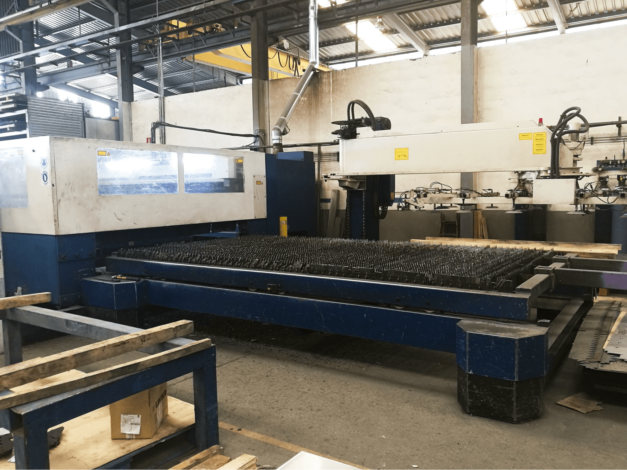 Links zicht van Trumpf Trumatic L4030 machine