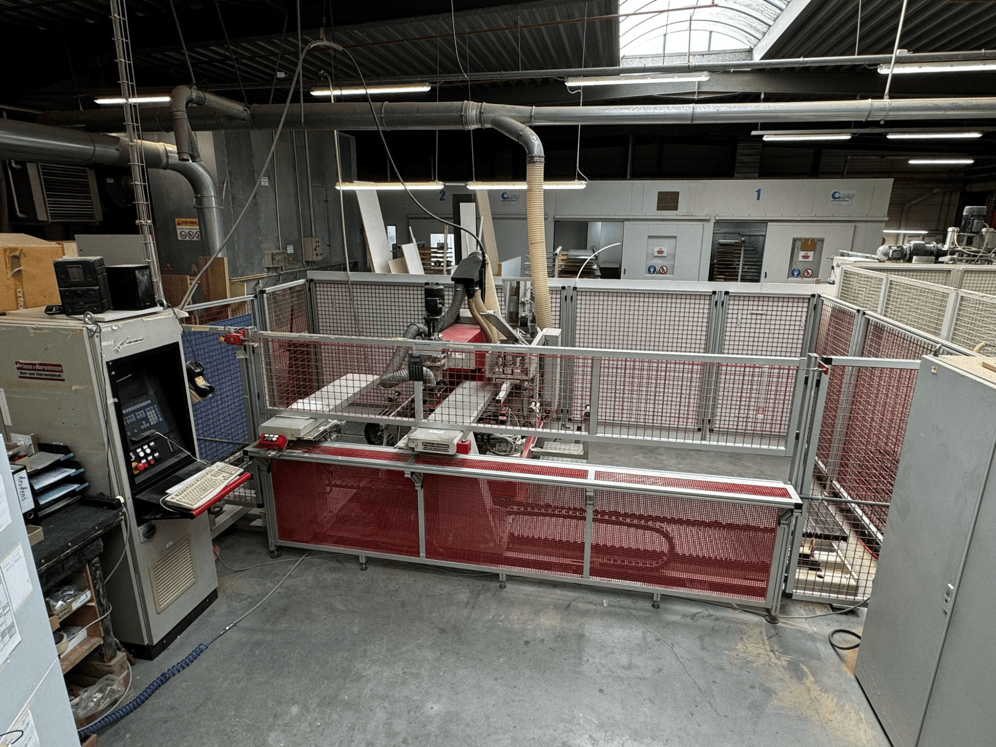 BAT-III-CNC-boormachine met meerdere spindels van PREISS U HORTSTMANN, gezien van bovenaf, met bedieningspaneel en veiligheidshekken.