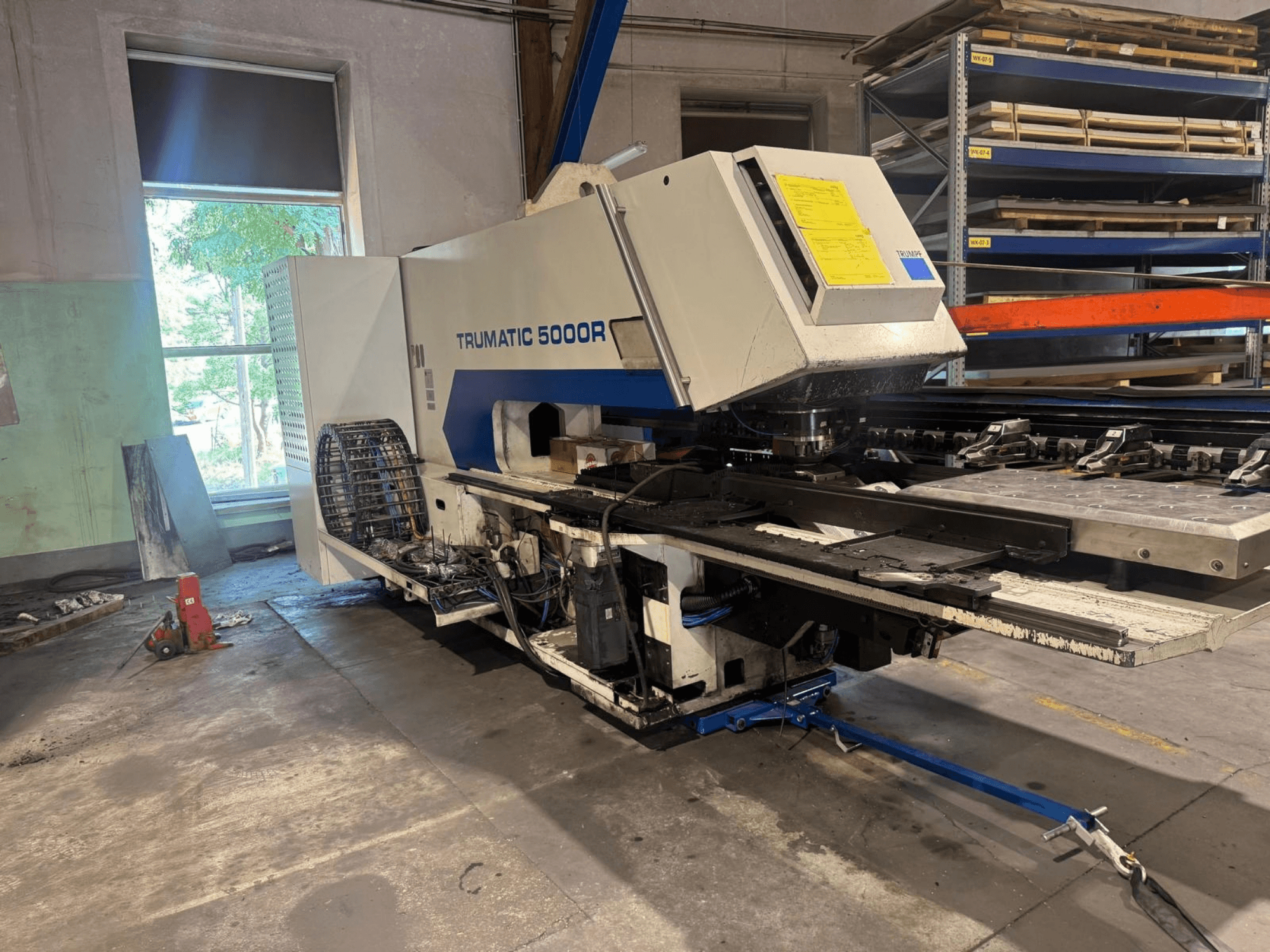 CNC-ponsmachine TRUMPF TRUMATIC 5000R in een werkplaats, vooraanzicht met de bedieningselementen en het ponsgebied.