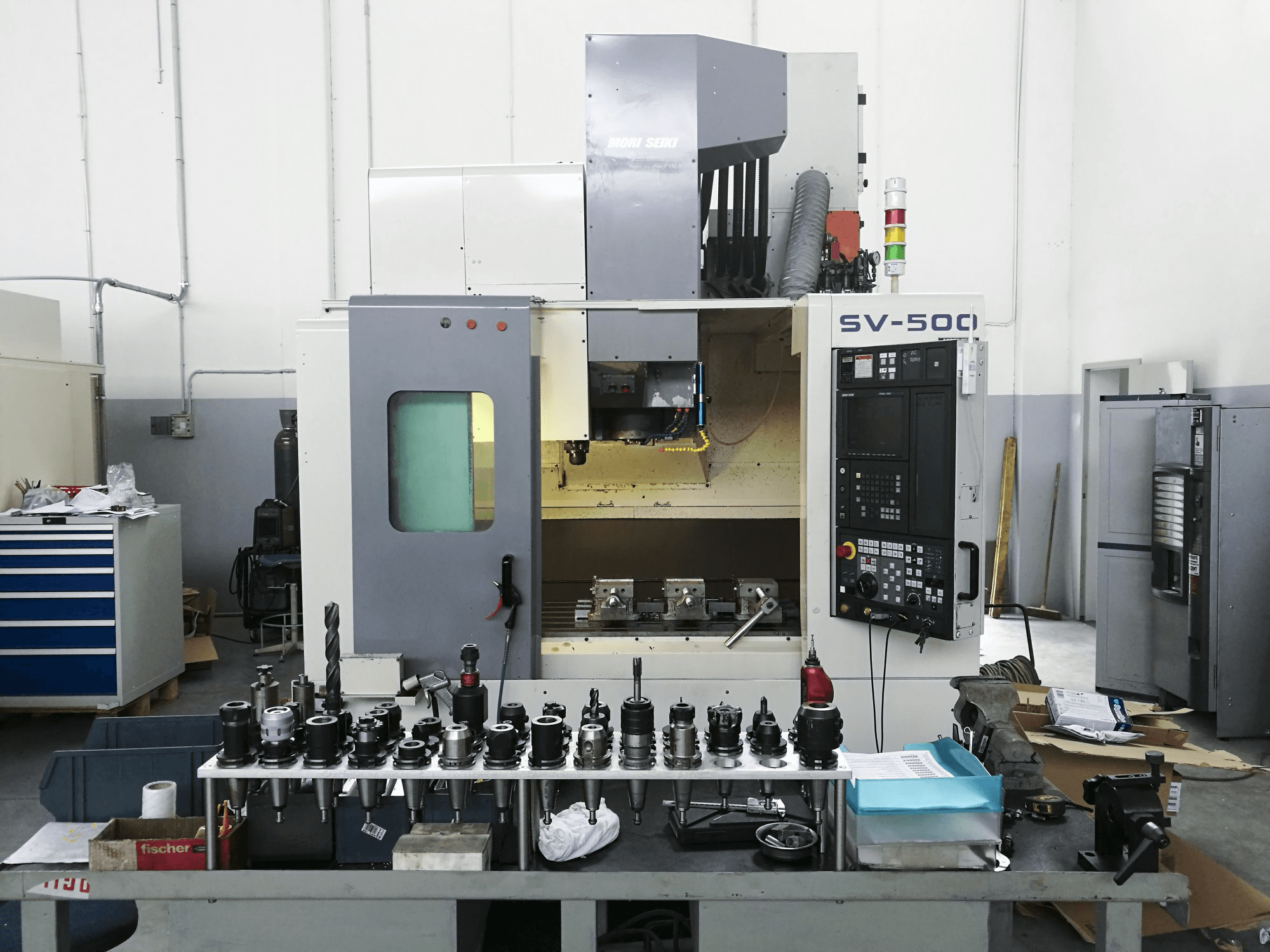 Vooraanzicht van MORI SEIKI SV-500 machine