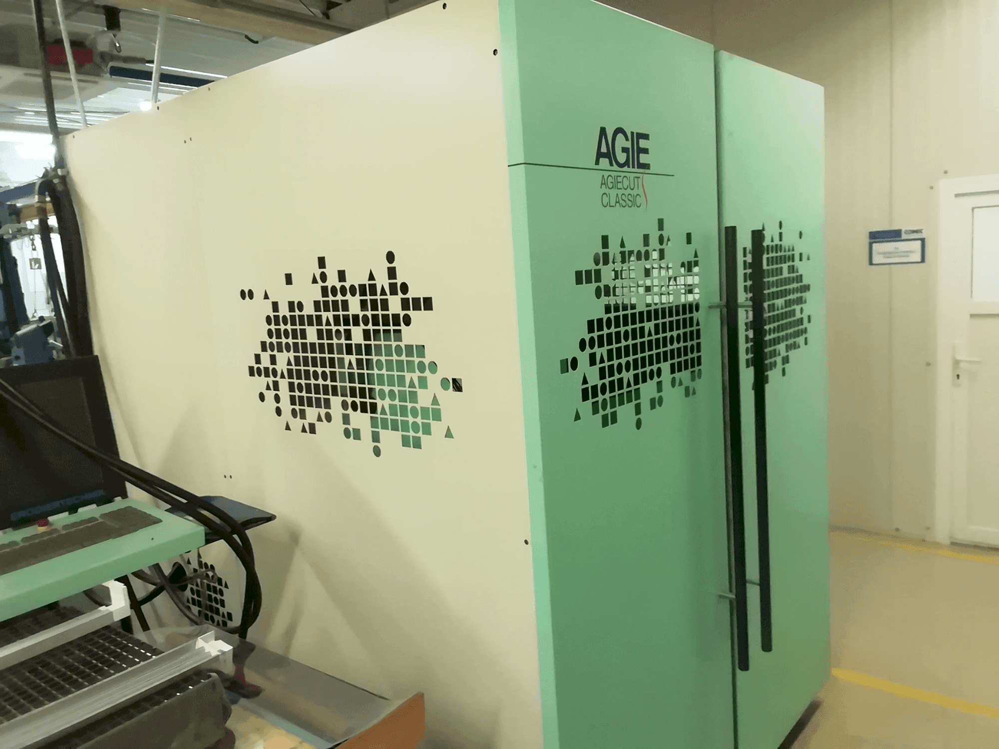 Vooraanzicht van AGIE Agiecut machine