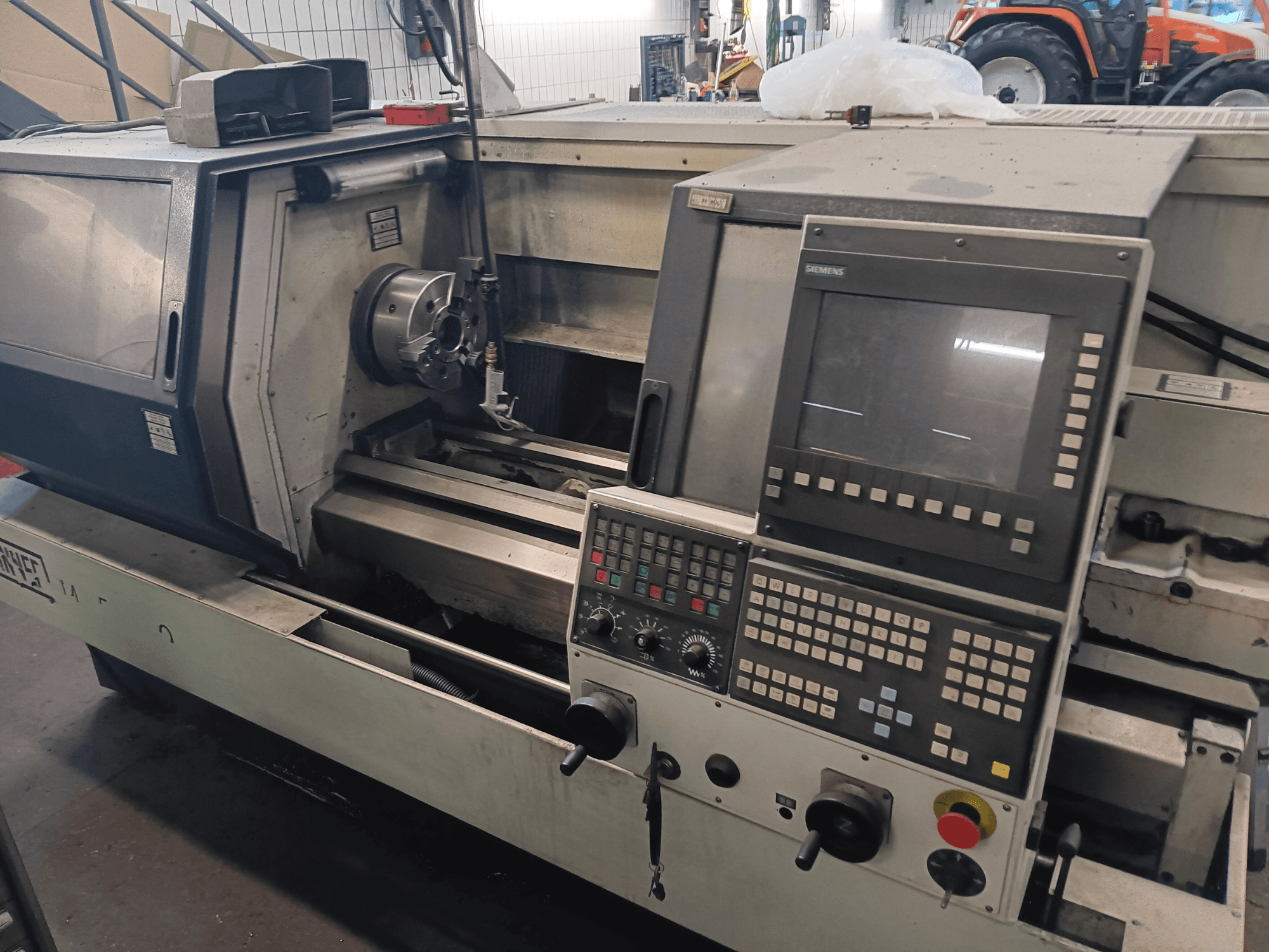 SPINNER MT 500/1000 AT horizontale draaimachine vooraanzicht, met bedieningspaneel en gereedschapinstelling.
