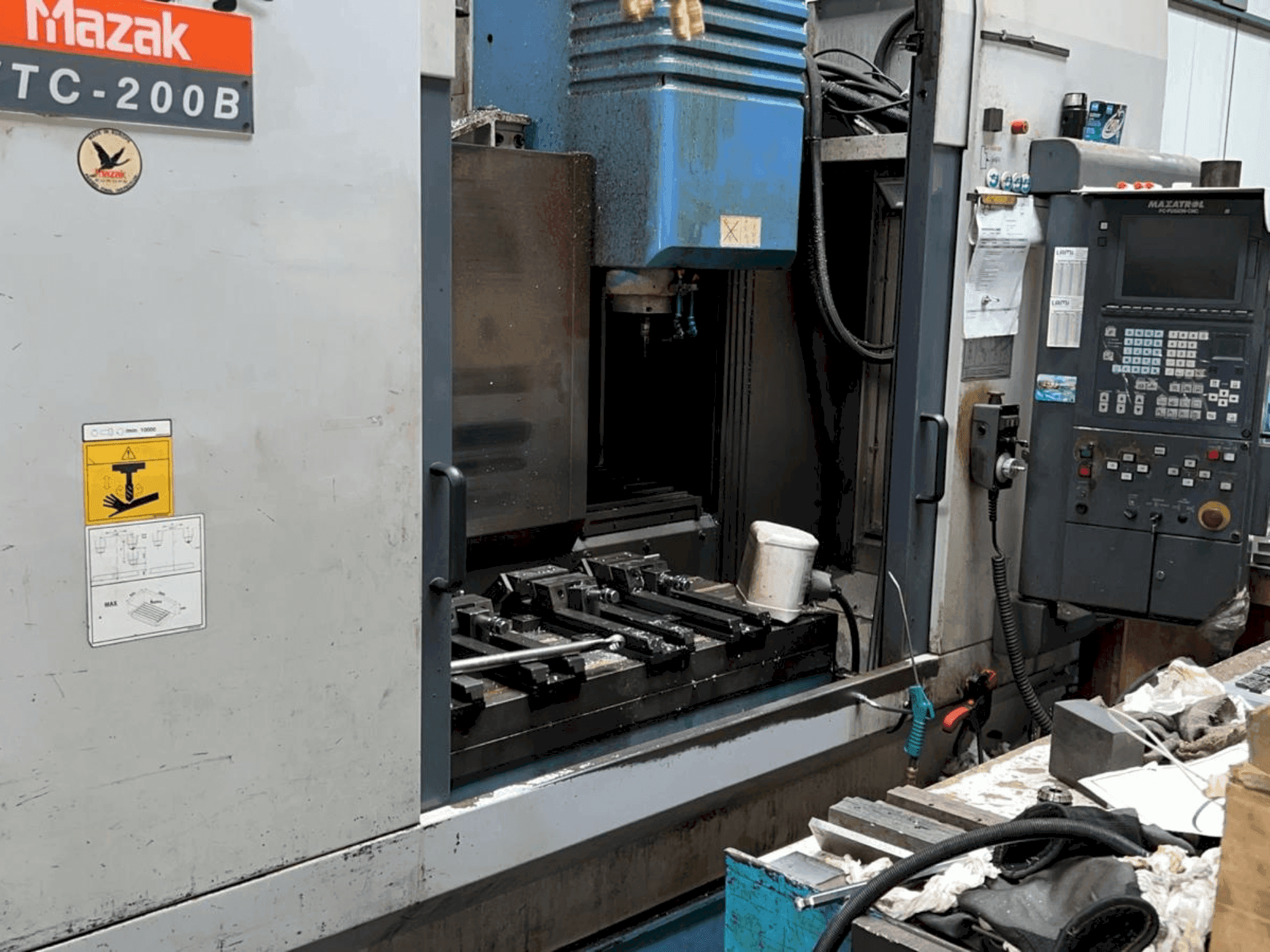 Vooraanzicht van Mazak VTC-B machine