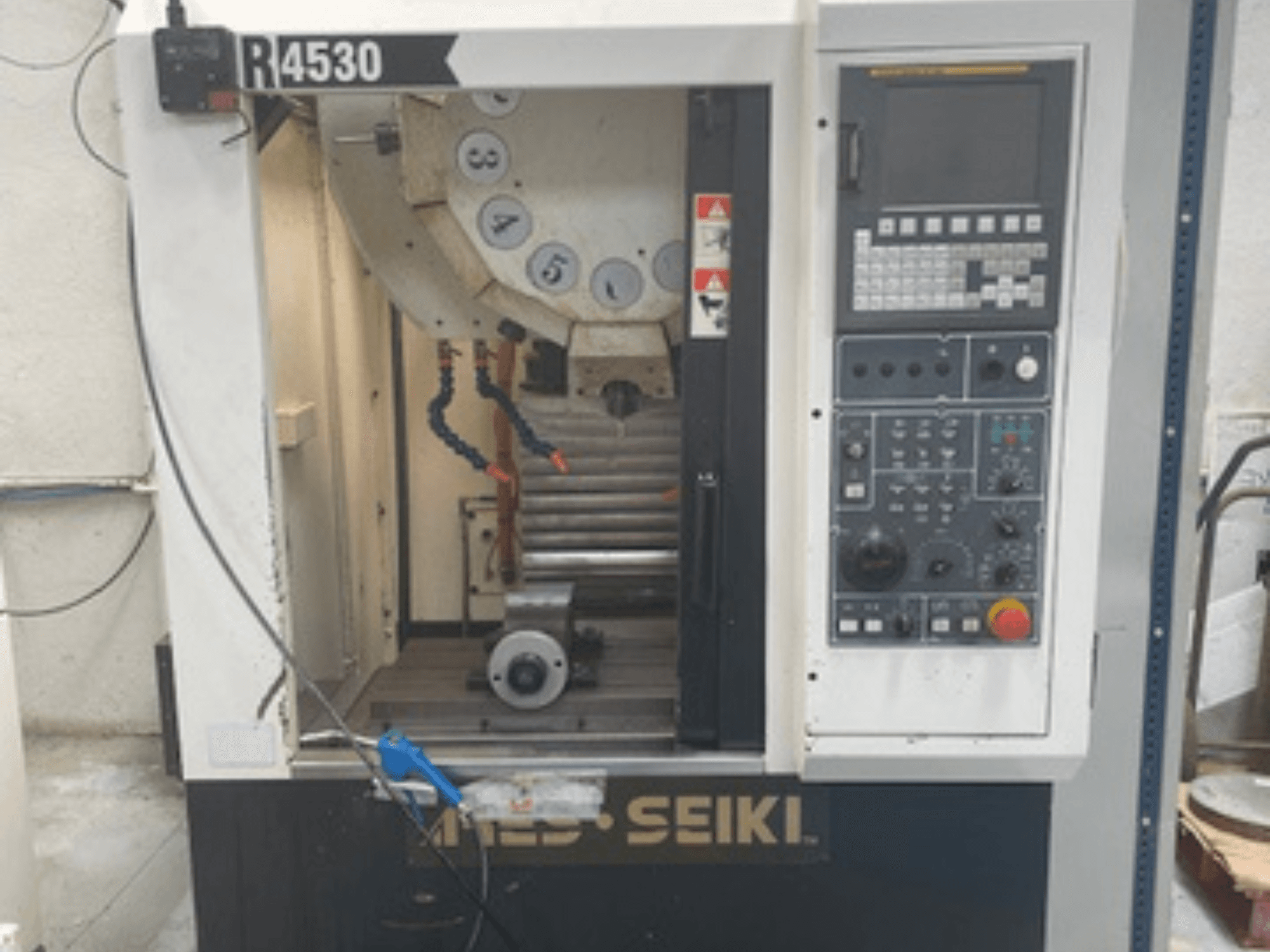 Verticaal bewerkingscentrum ARES-SEIKI R4530, vooraanzicht met bedieningspaneel en werkgebied met spindel en koelsysteem.