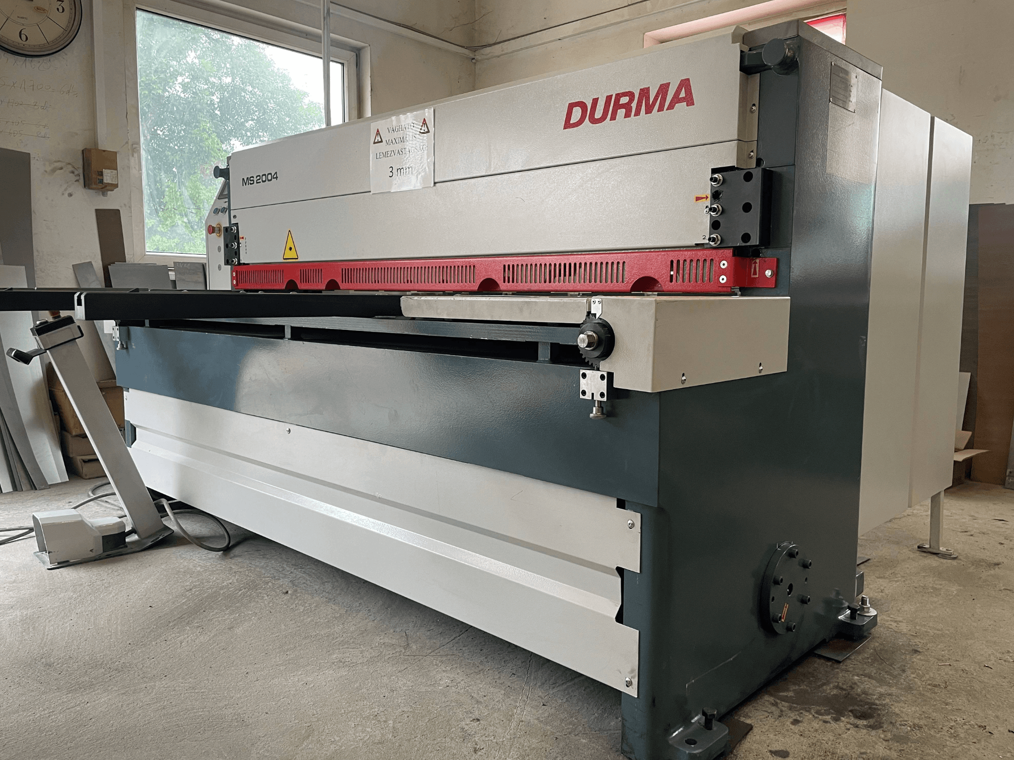 Durma MS2004 plaatschaarmachine, vooraanzicht, met een rood blad en verstelbare steun, met een capaciteit van 3 mm.