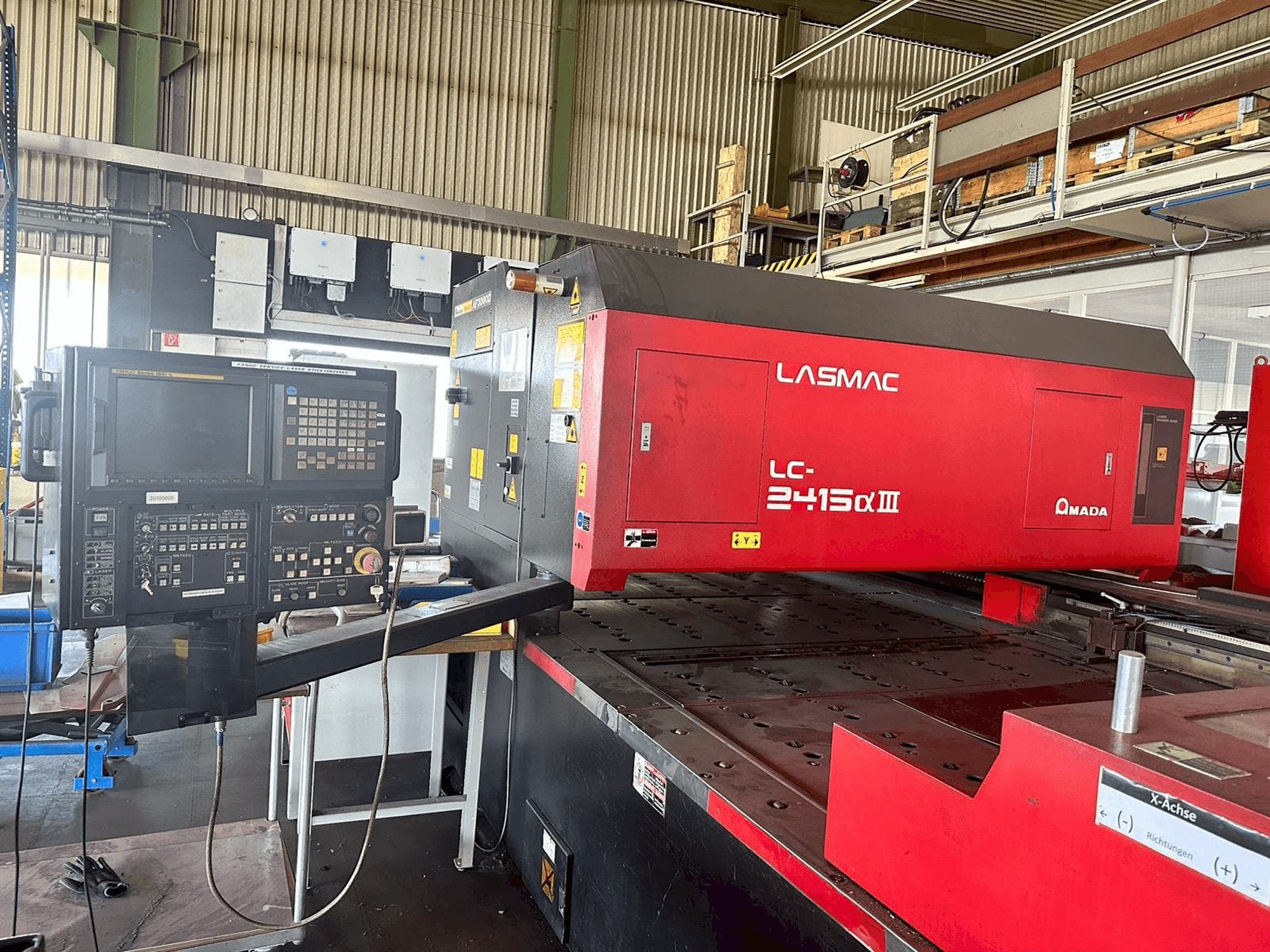 Vooraanzicht van AMADA LC2415 A3 machine