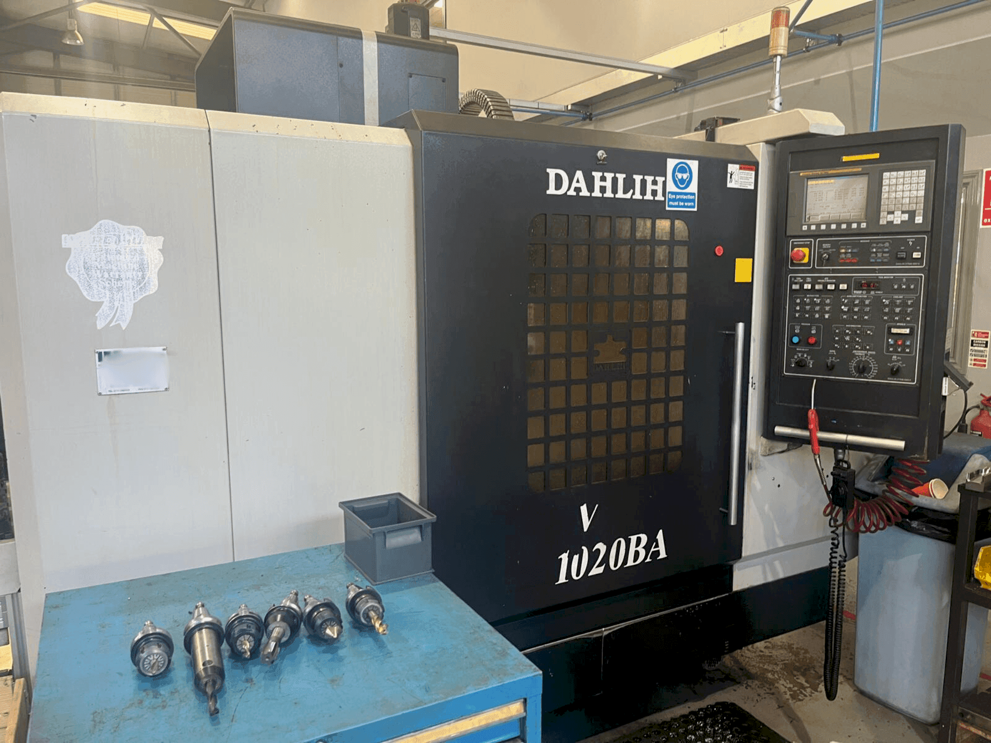 Vooraanzicht van DAH LIH DL-MCV1020BA machine