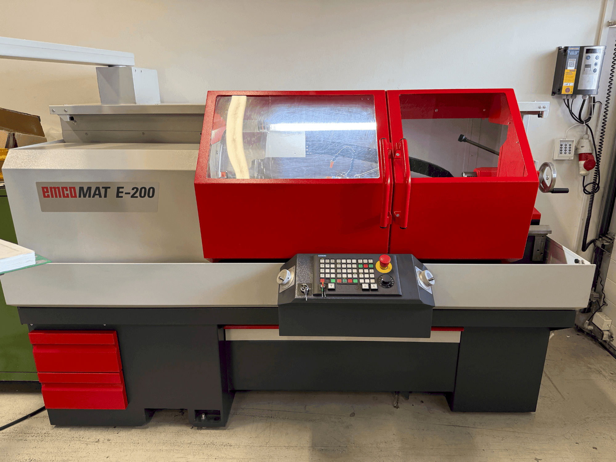 Vooraanzicht van EMCO Emcomat E-200 machine