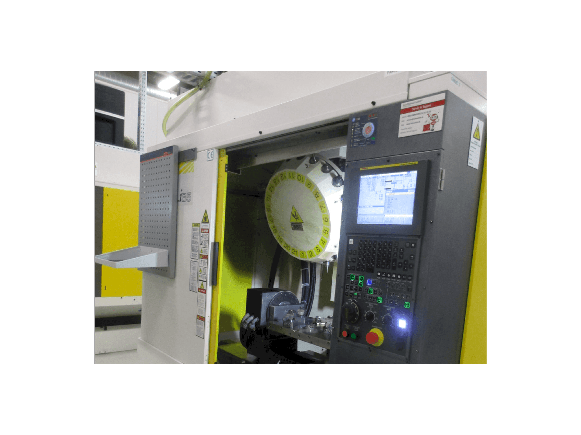 Vooraanzicht van FANUC ROBODRILL Alpha D21LiB5 machine