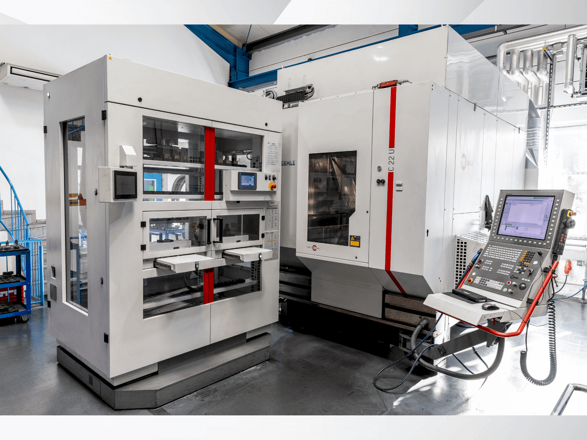 Vooraanzicht van HERMLE C22 with handling system IH30 machine