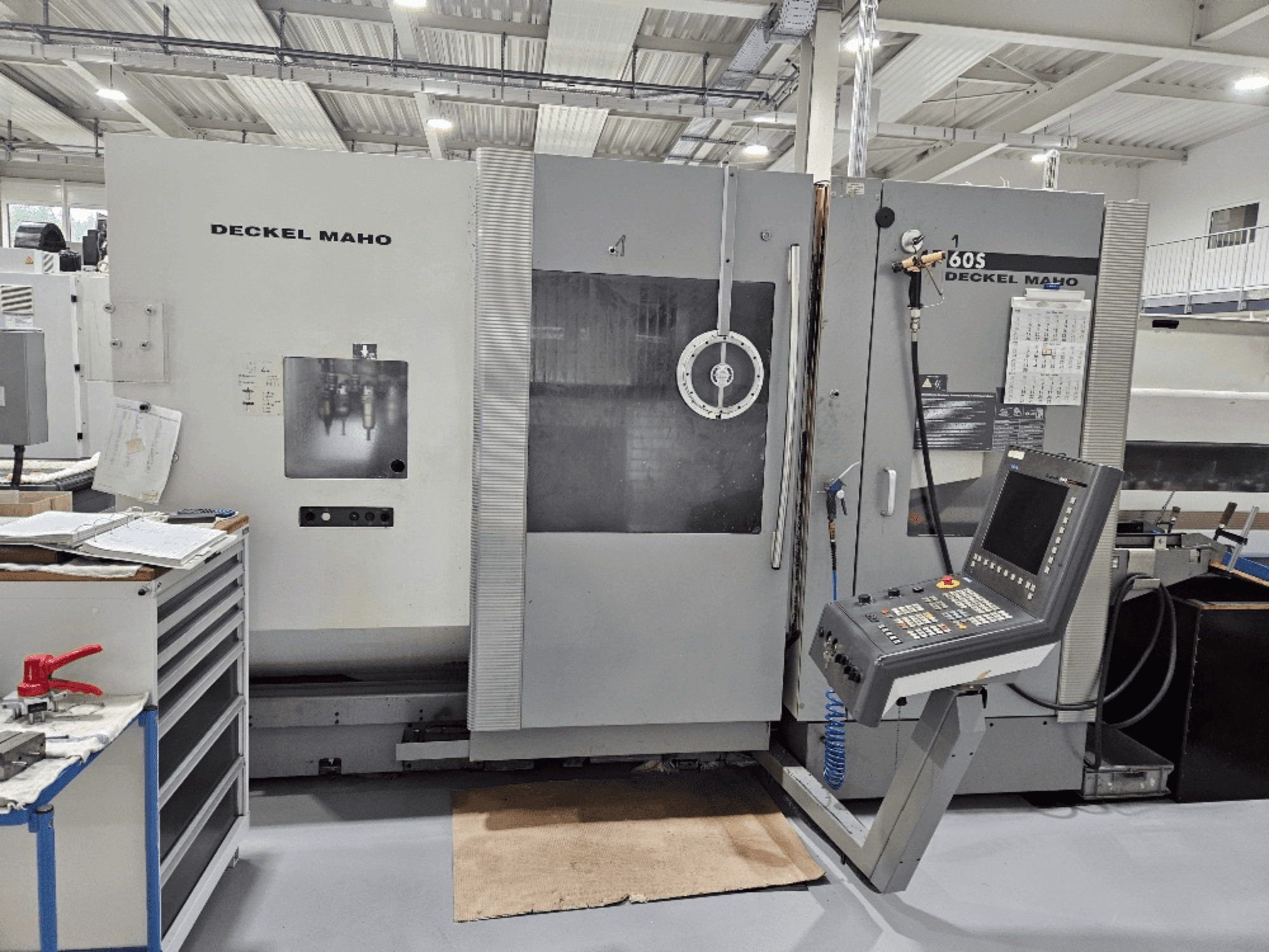 Deckel Maho 605 CNC machine met bedieningspaneel en bedieningsfuncties, gezien vanaf de voorkant in een werkplaats.