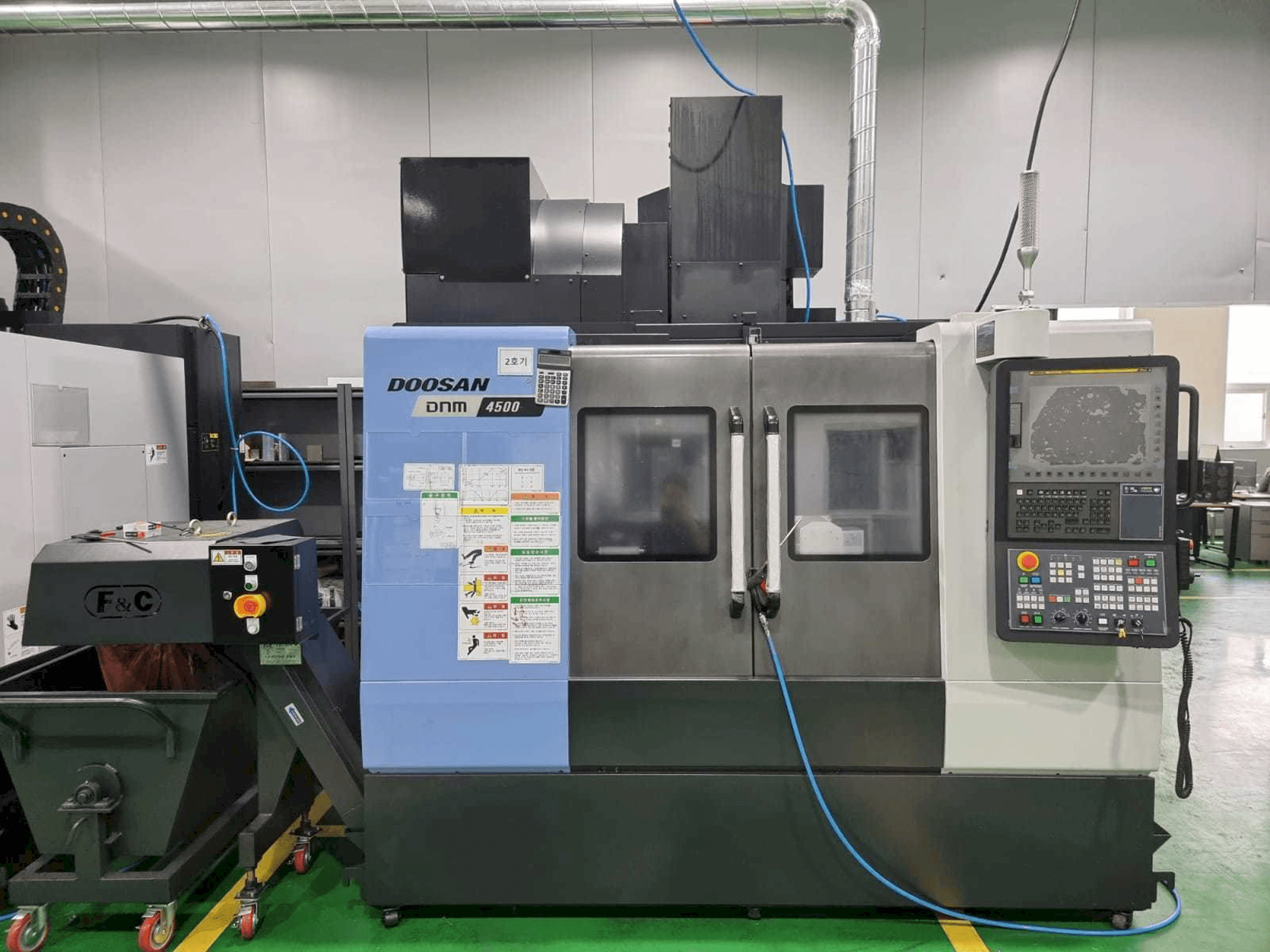 Vooraanzicht van Doosan DNM 4500 machine