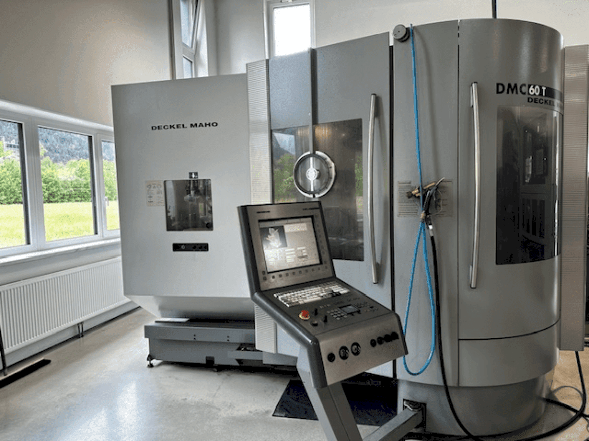 Vooraanzicht van DMG DECKEL MAHO DMC 60T machine